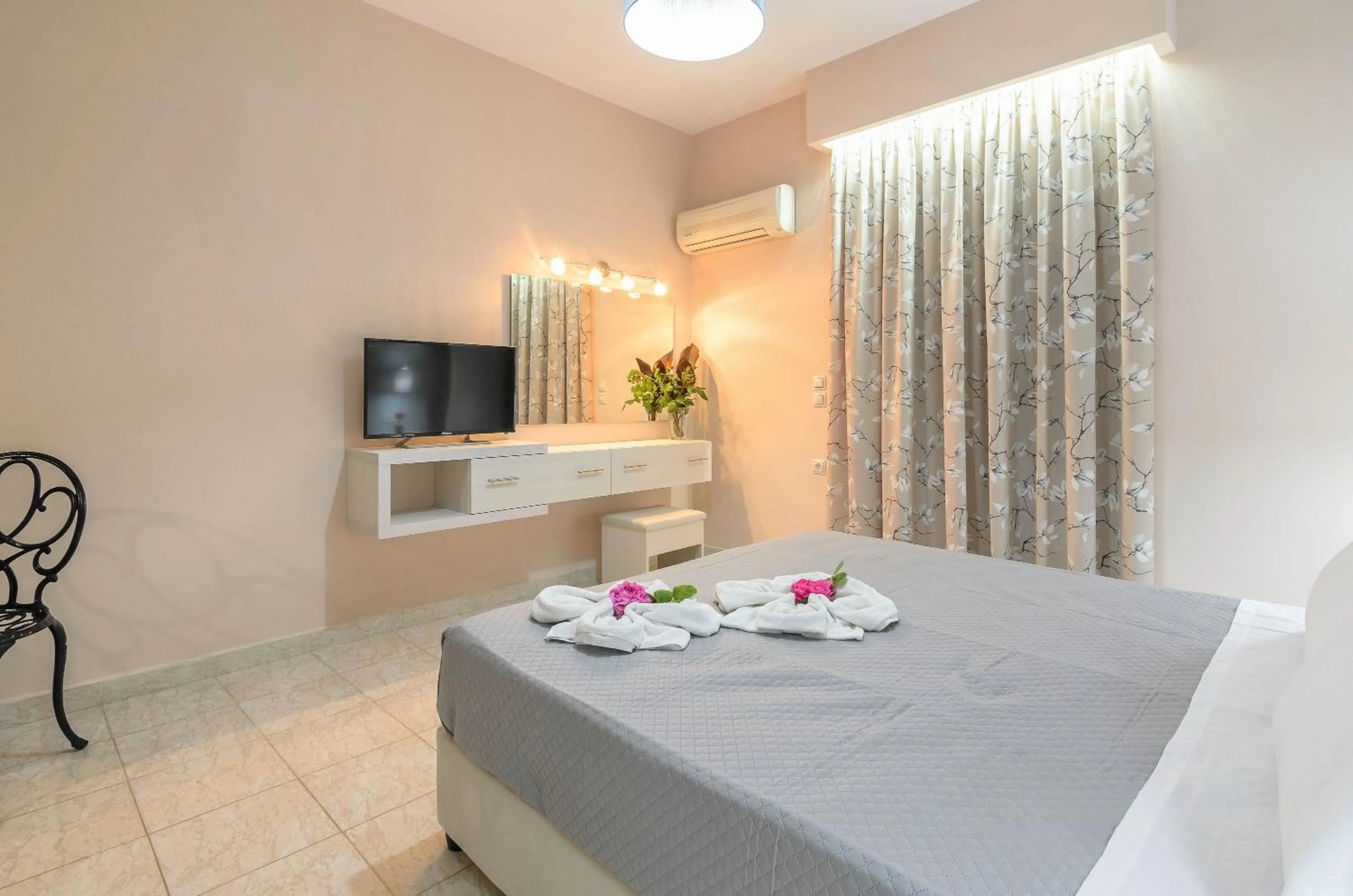 Photo of the whole room in Artemis Apartments