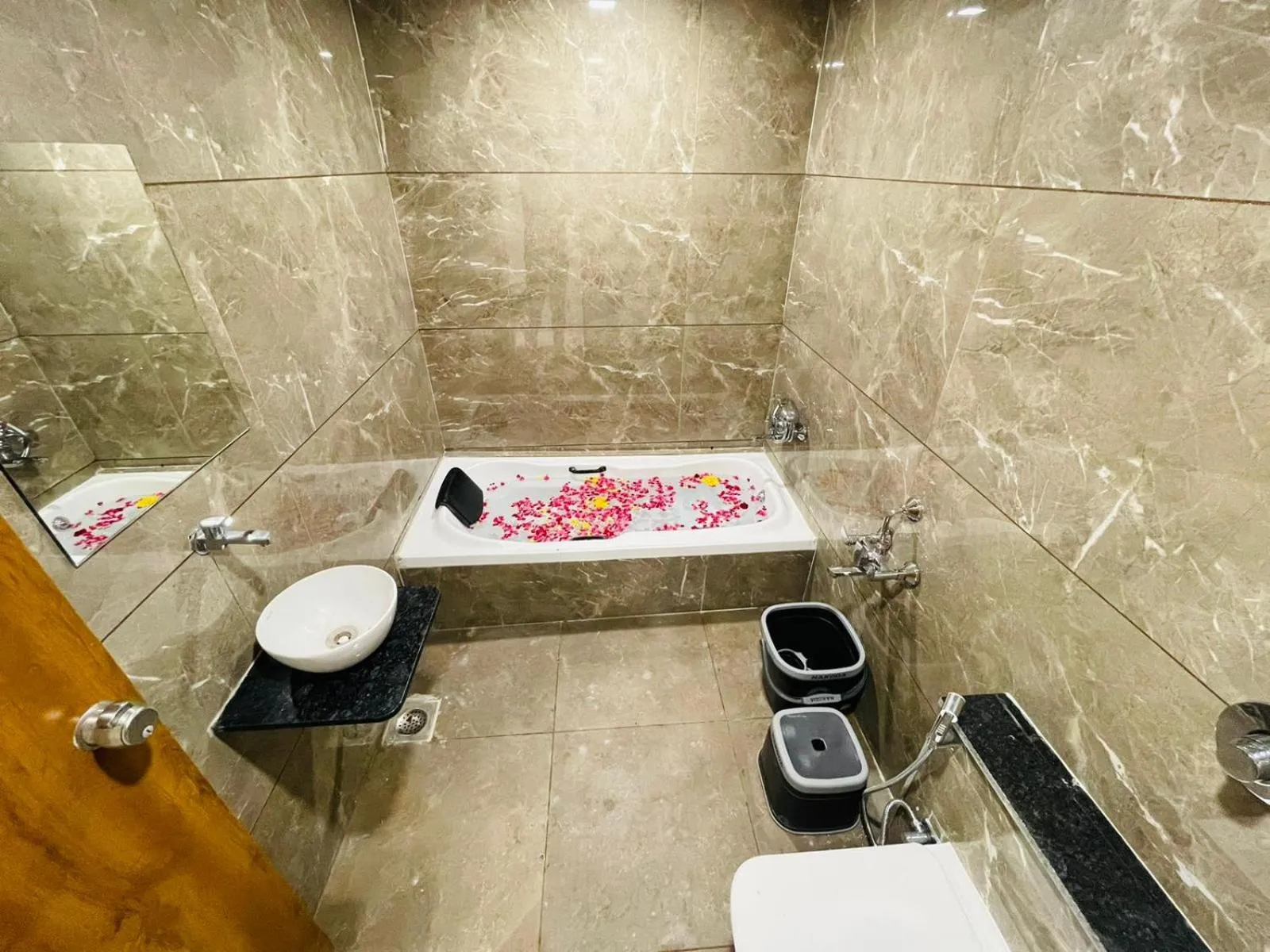 Shower in Hotel Avenue Sky