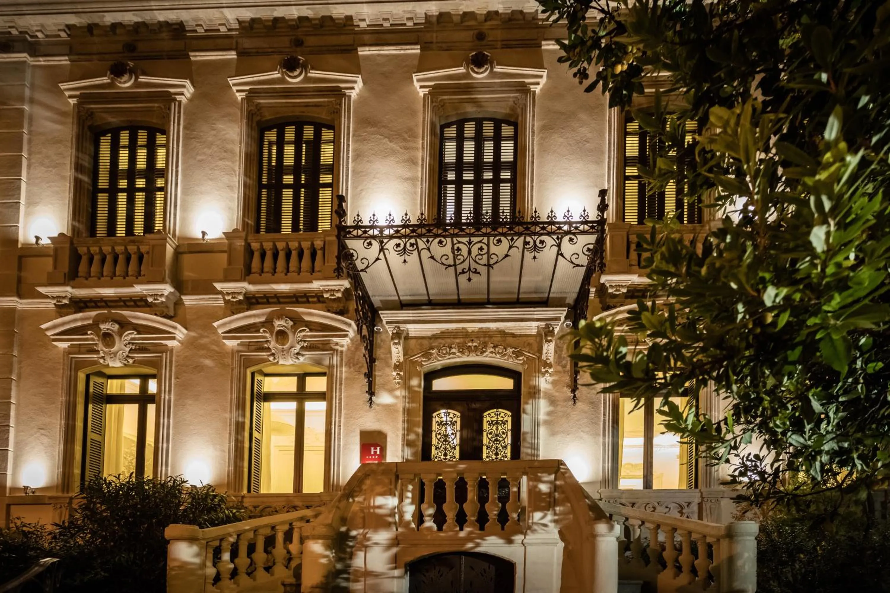 Facade/entrance in L'Hôtel Particulier Beziers