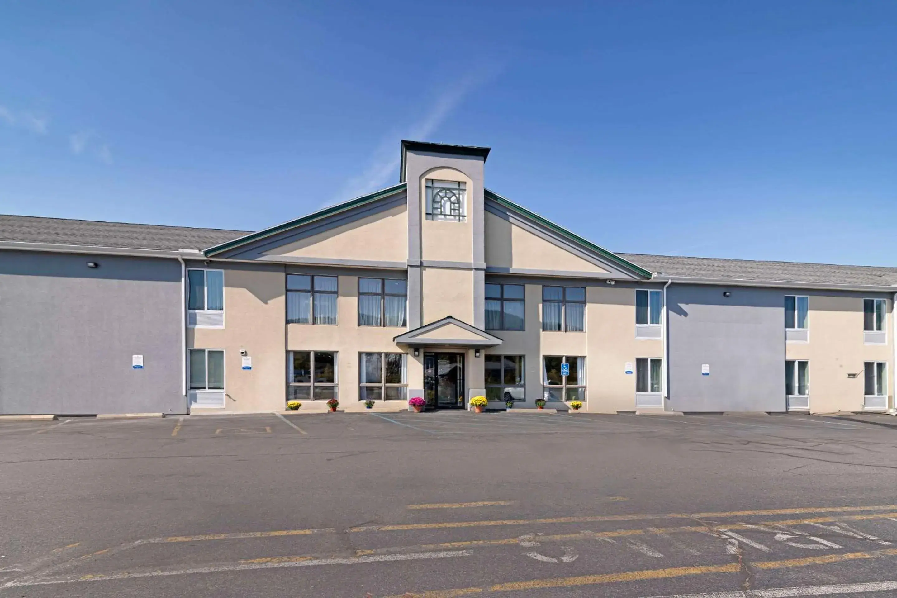 Property building in Quality Inn Property building in Quality Inn