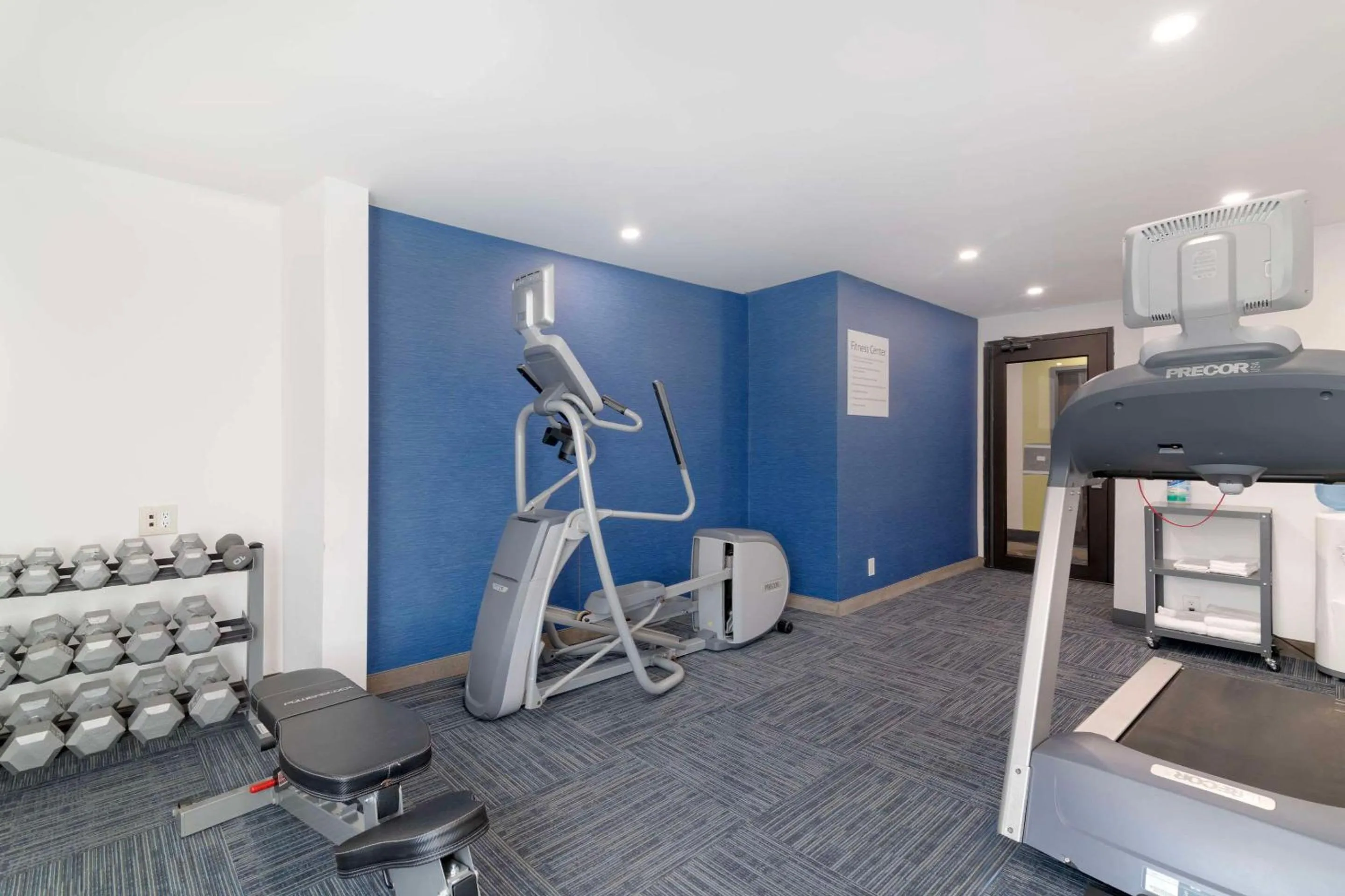 Fitness centre/facilities in Quality Inn