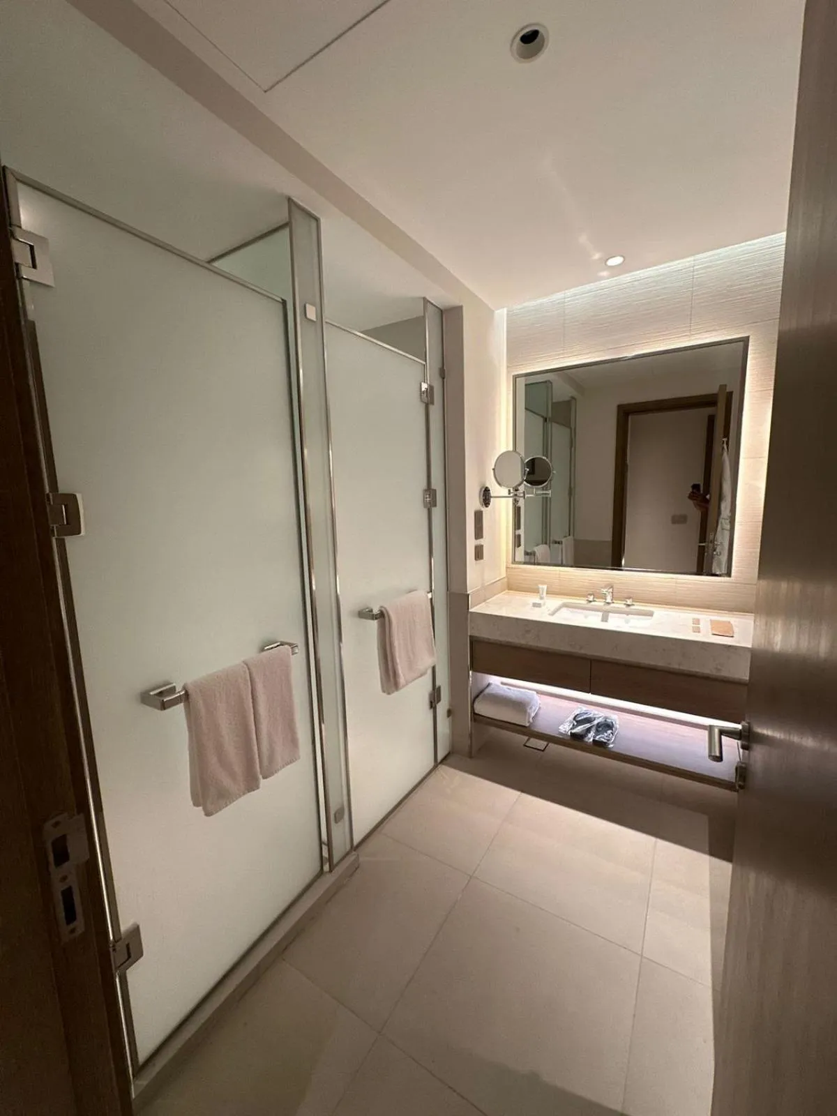 Shower, Bed in Apartment at Vida Marina Resort Marassi