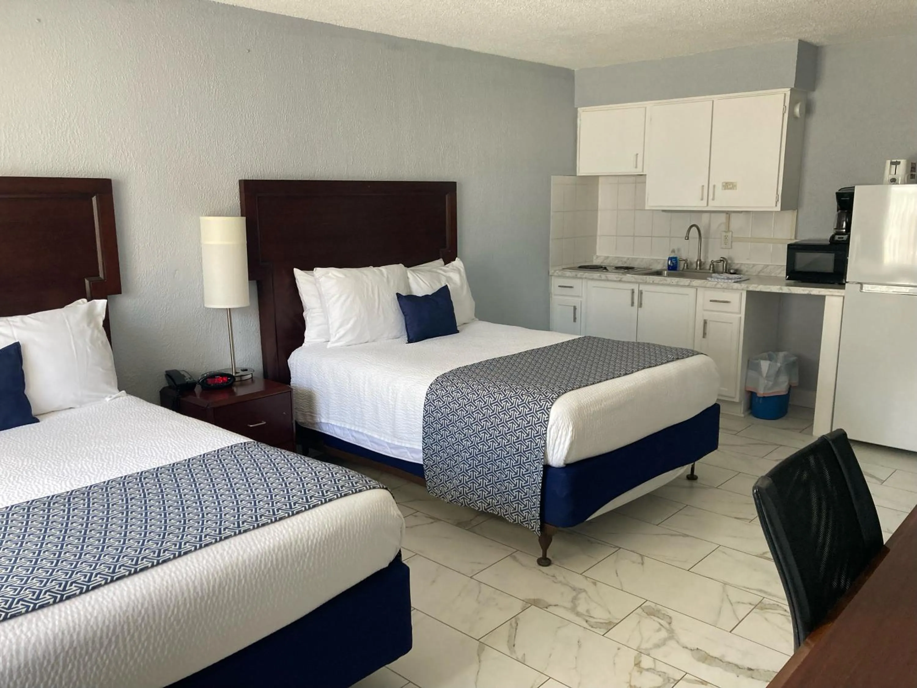 Bed in Edgewater Inn