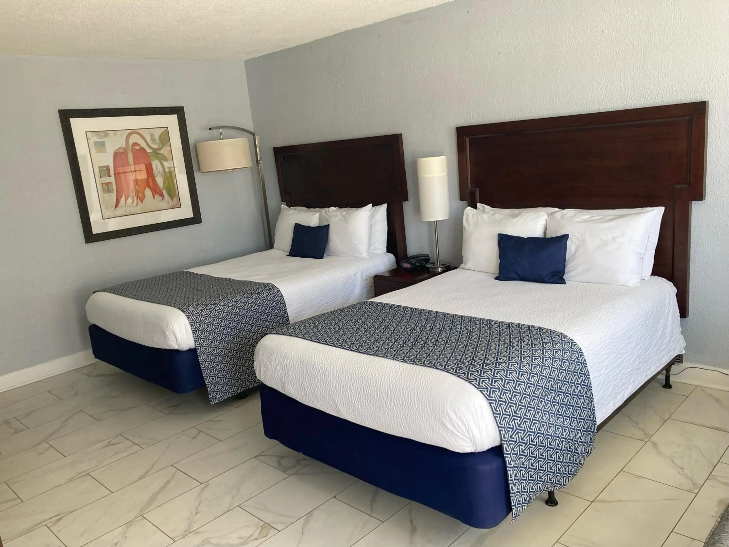 Bed in Edgewater Inn