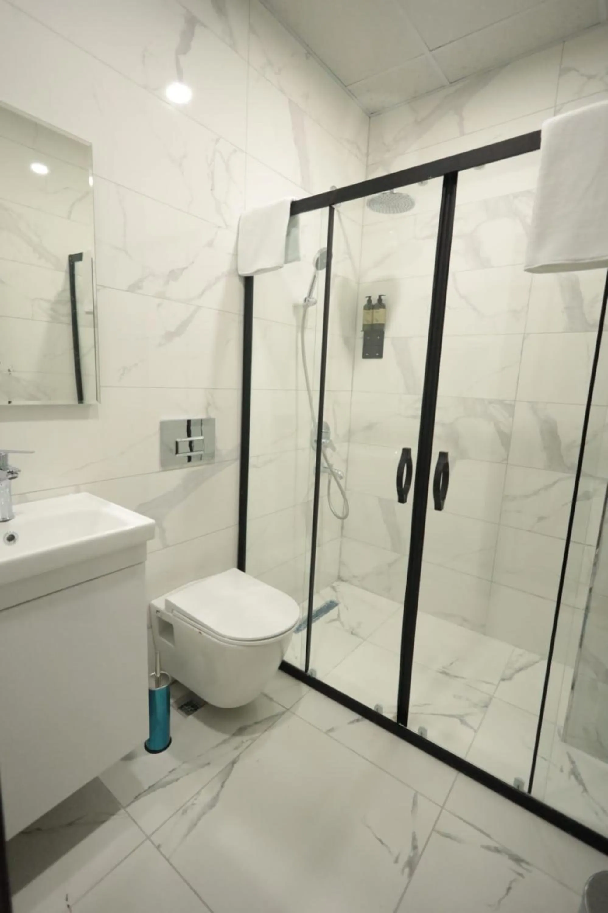 Bathroom in BZN Airport Hotel