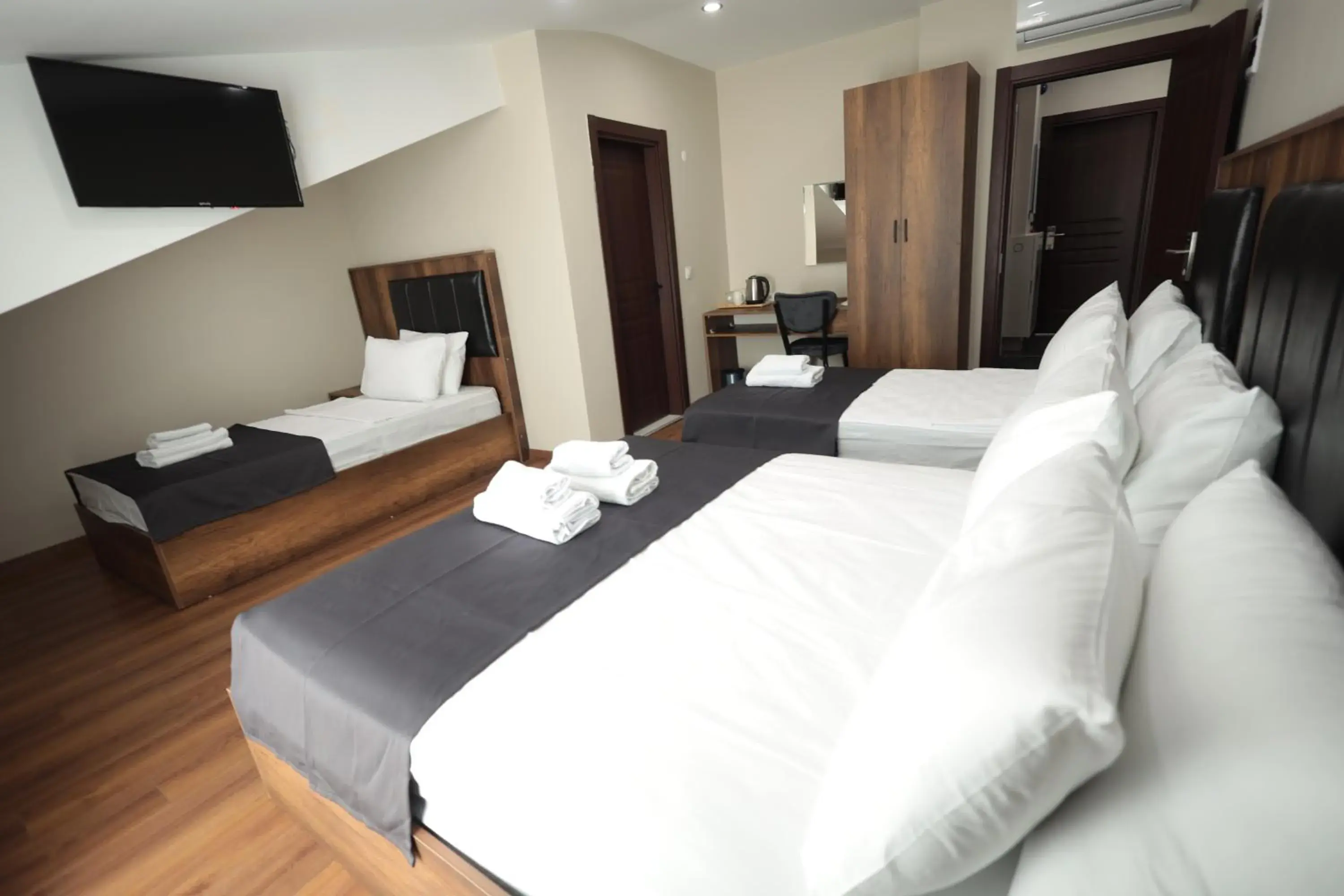Quadruple Room in BZN Airport Hotel Quadruple Room in BZN Airport Hotel
