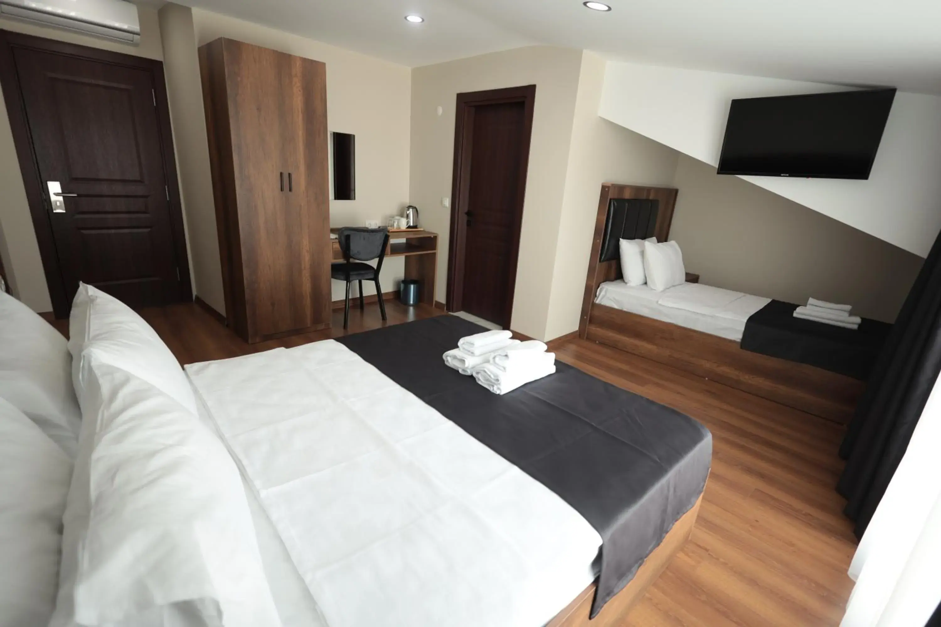 TV and multimedia, Bed in BZN Airport Hotel TV and multimedia, Bed in BZN Airport Hotel