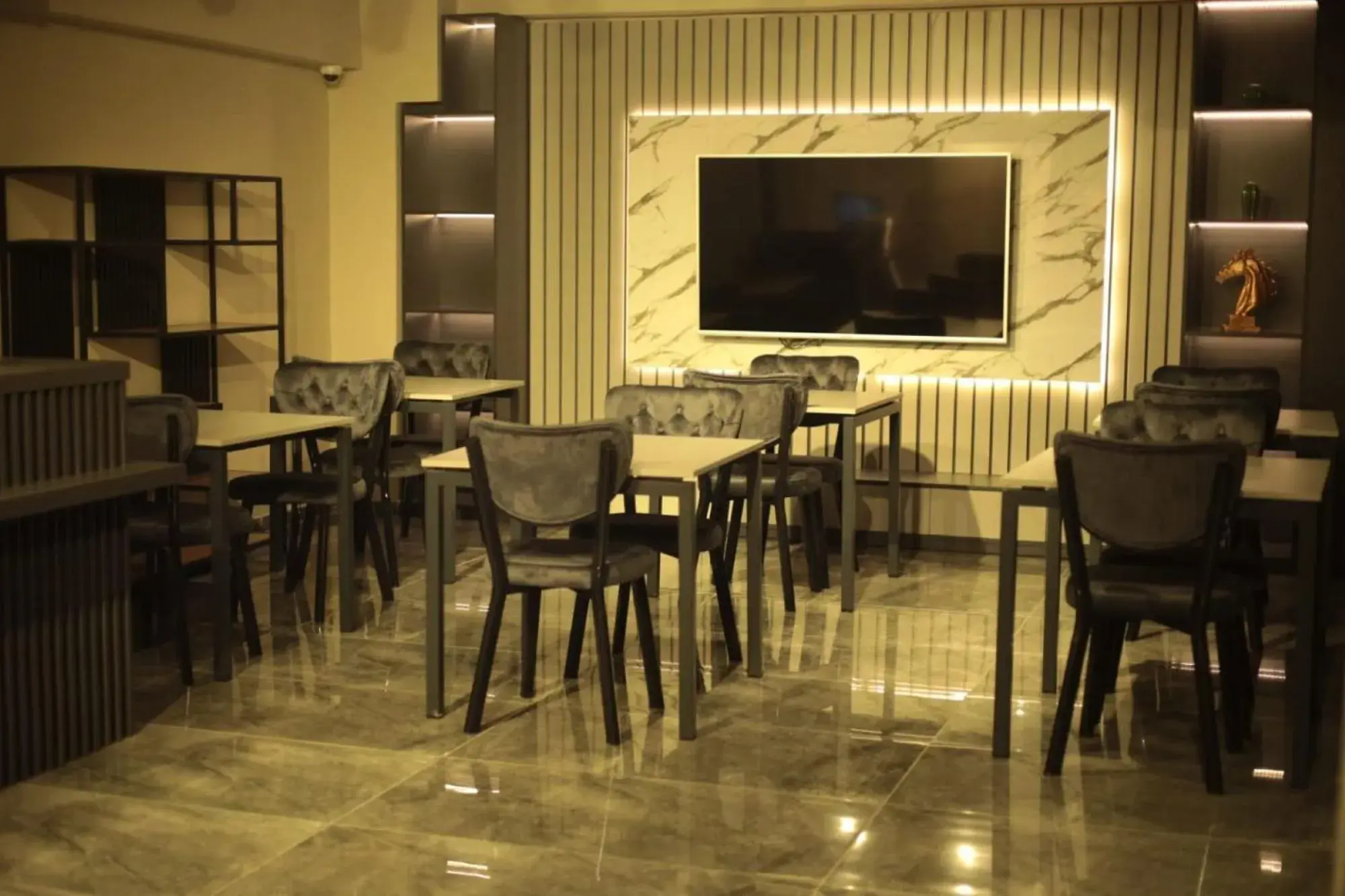 Restaurant/places to eat in BZN Airport Hotel Restaurant/places to eat in BZN Airport Hotel
