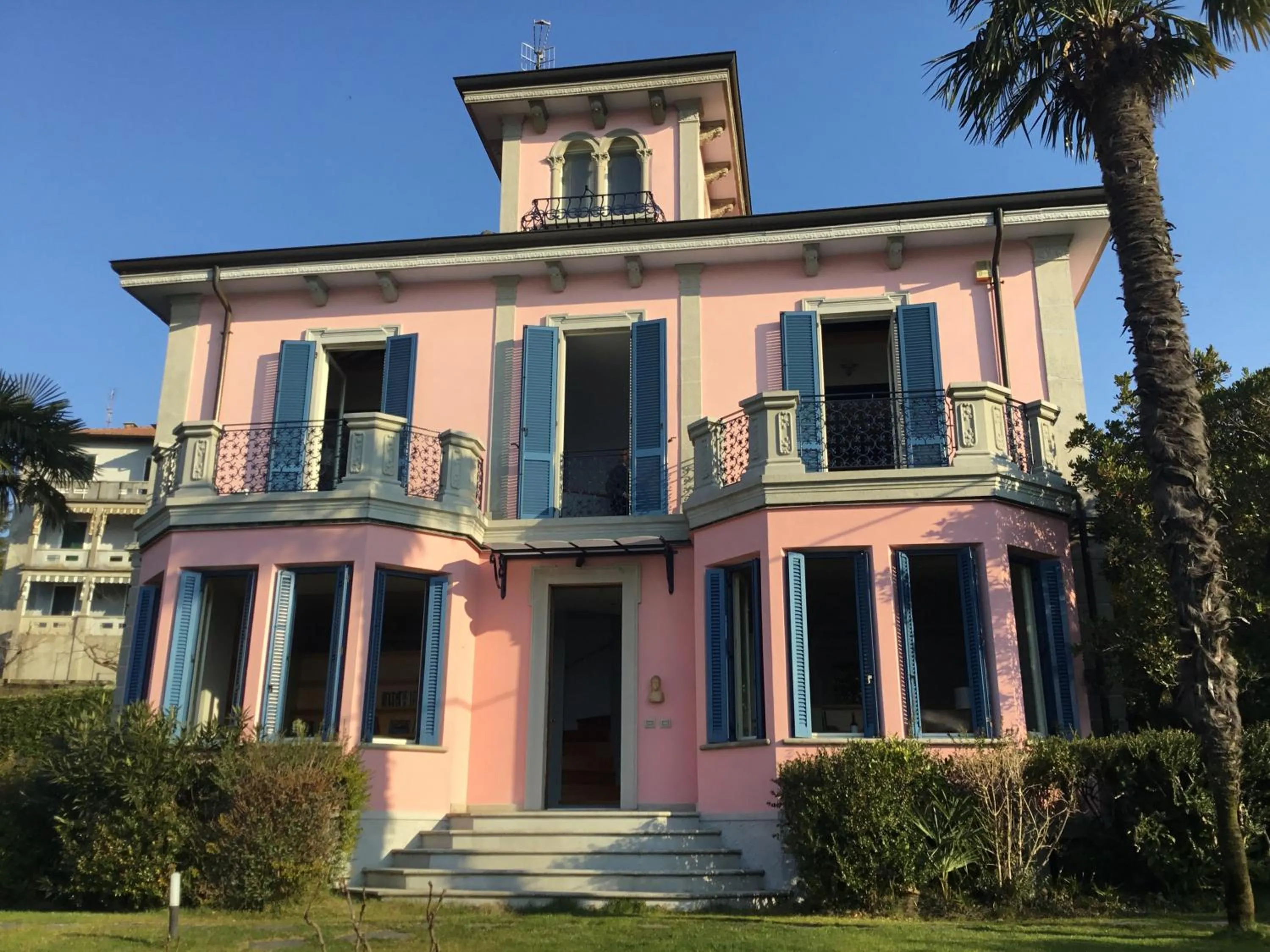 Villa Maria, Lakefront Art Villa on Lake Maggiore