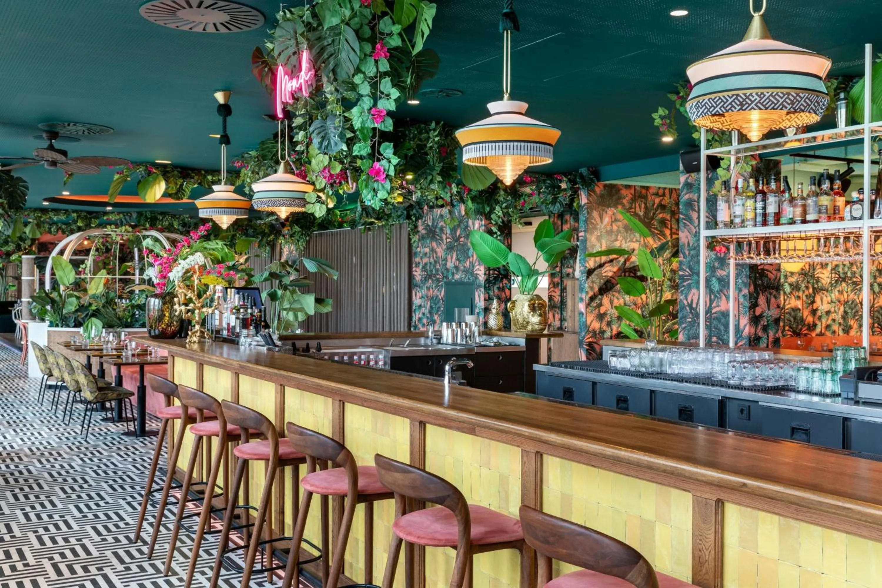 Lounge or bar in Corendon Amsterdam New-West, a Tribute Portfolio Hotel