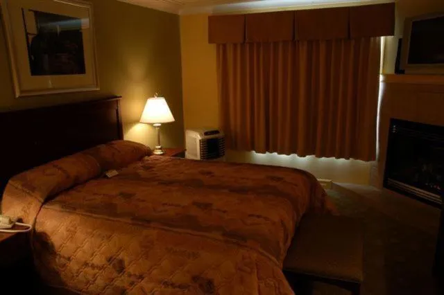 Photo of the whole room, Bed in Nova Inn Inuvik