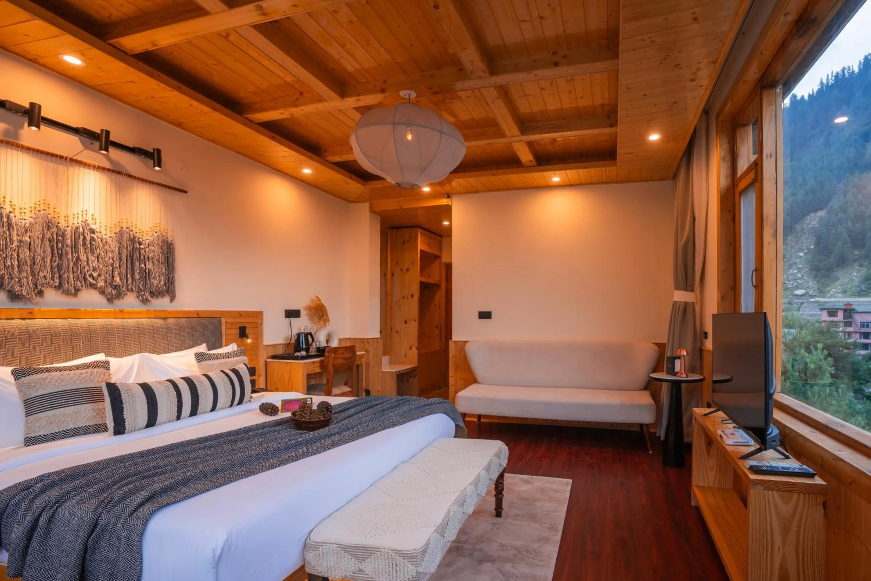 Photo of the whole room, Bed in Olgah Manali