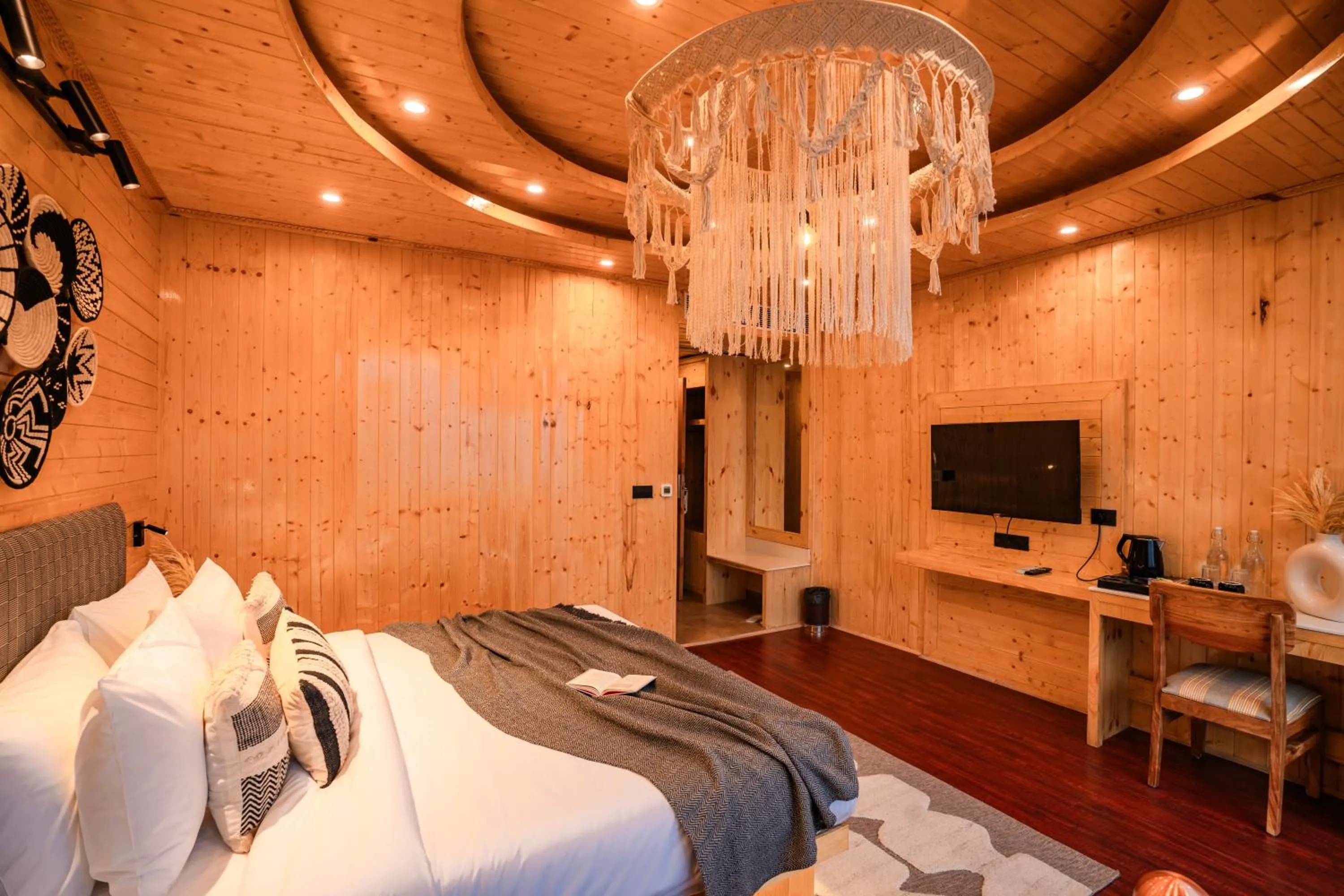 Photo of the whole room, Bed in Olgah Manali