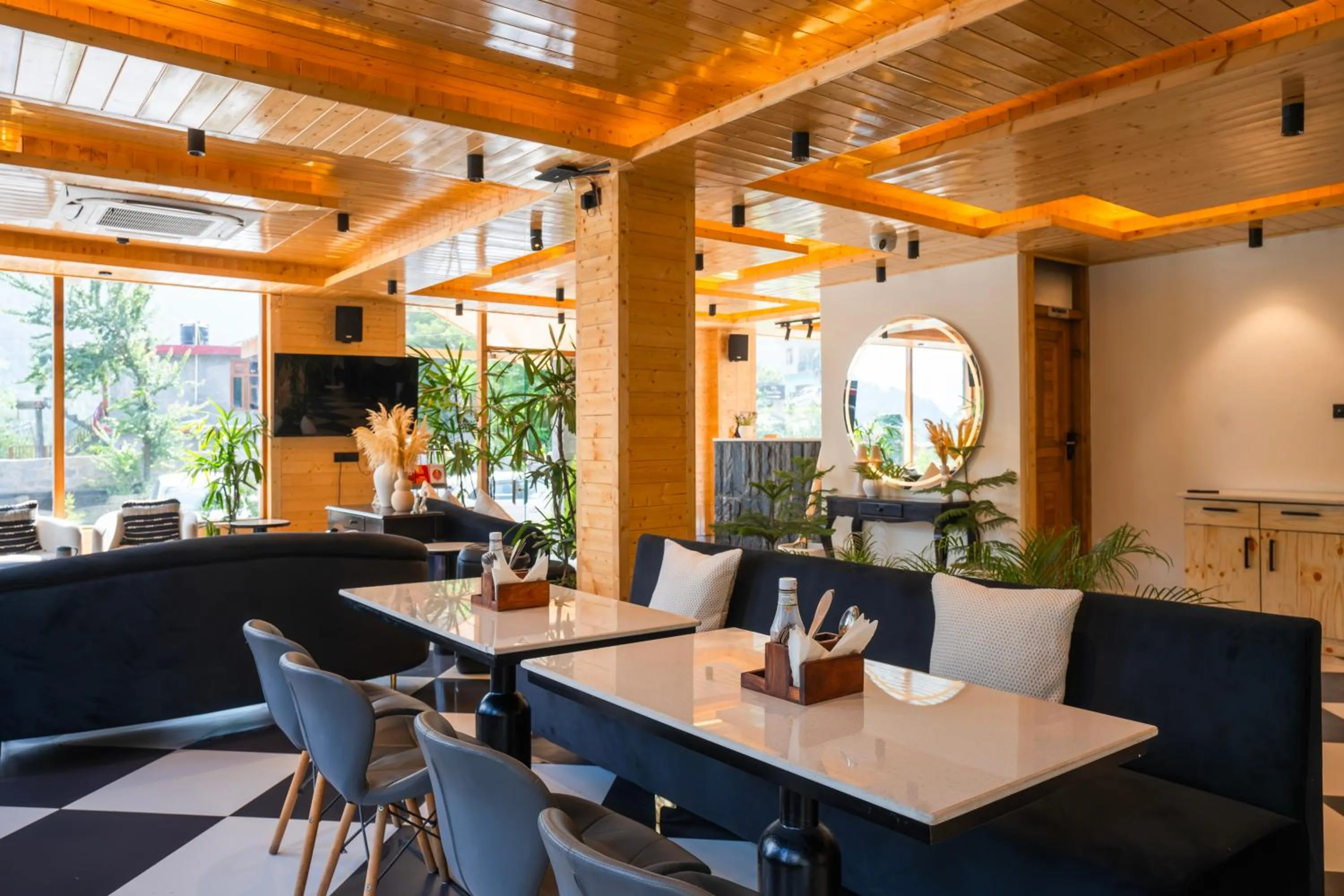 Restaurant/places to eat in Olgah Manali