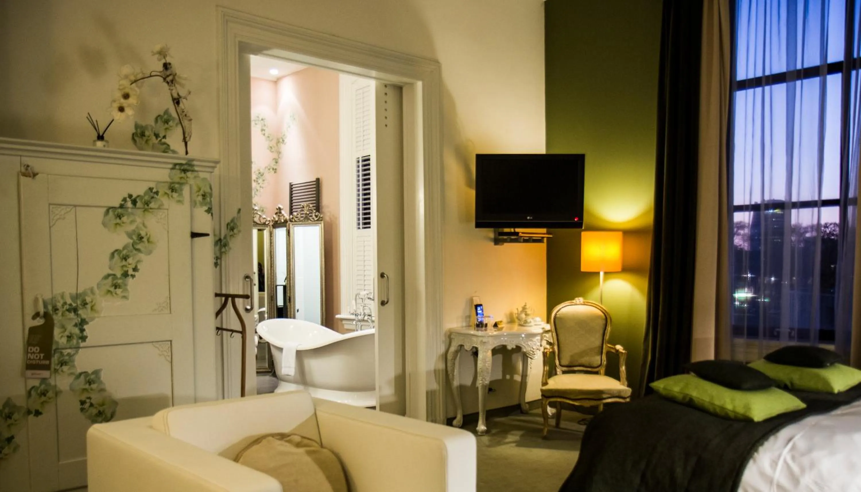 TV and multimedia, Bed in Suitehotel Pincoffs