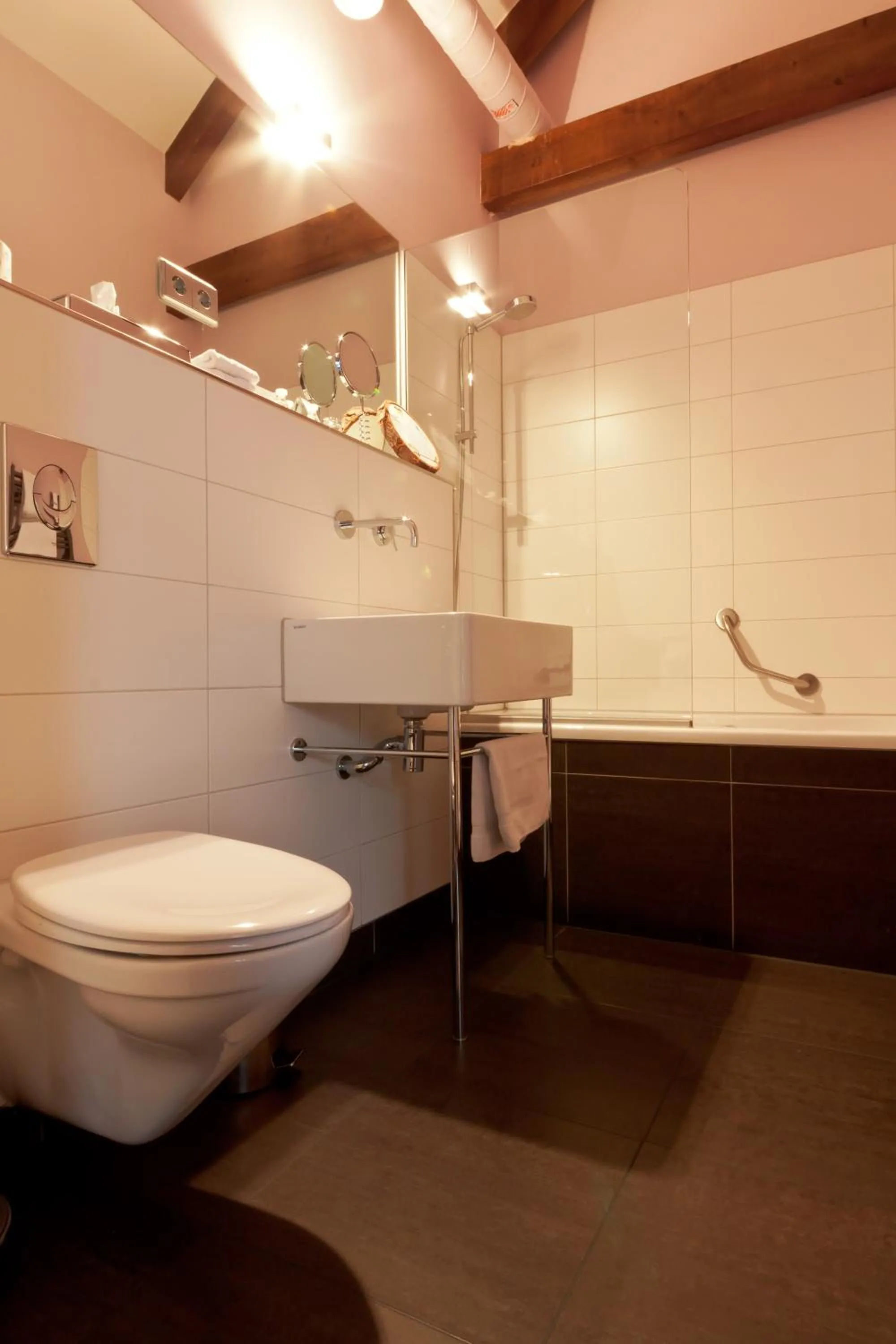 Bathroom in Suitehotel Pincoffs