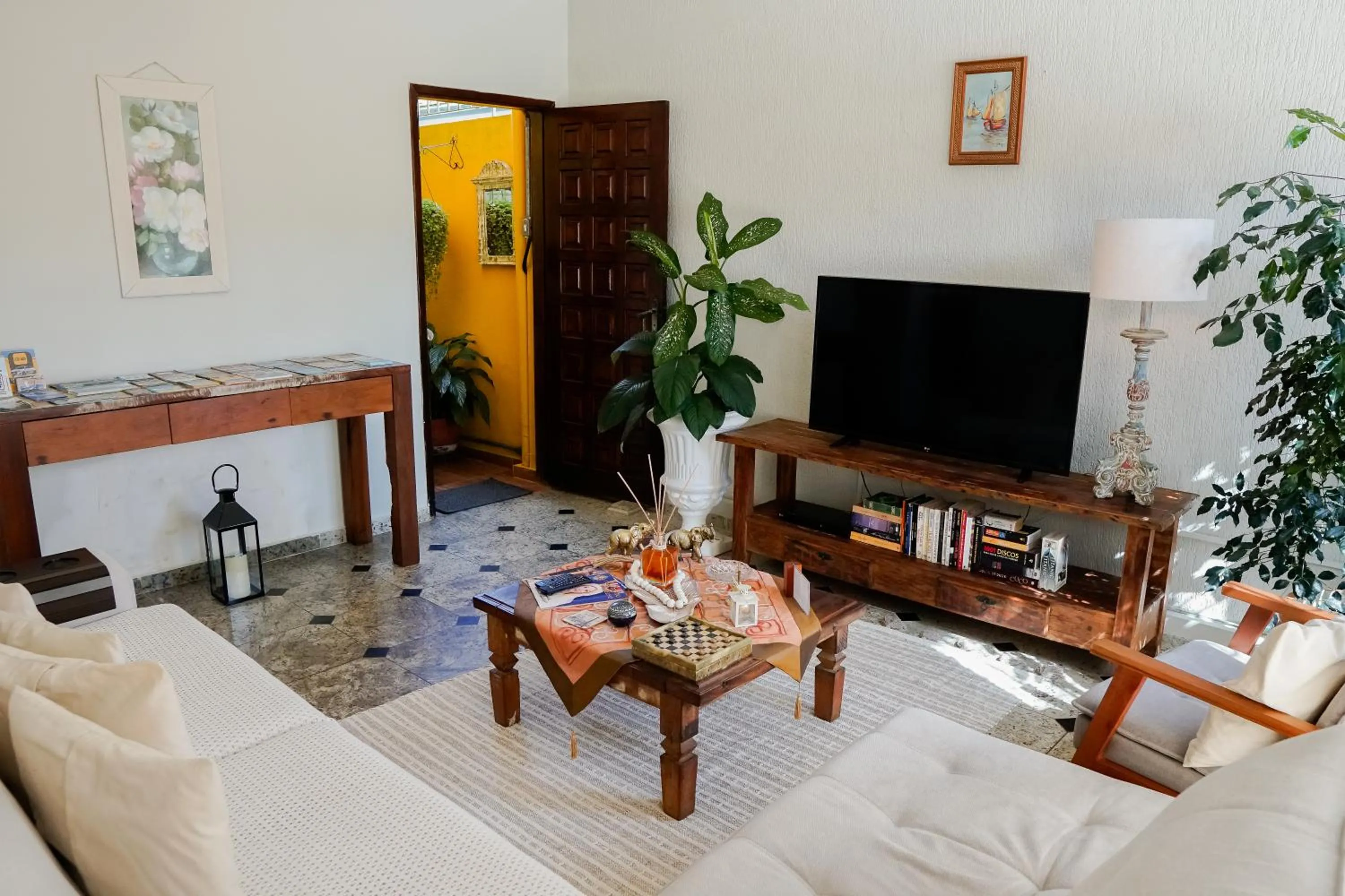 Communal lounge/ TV room in Pousada Amanhecer do Itaguá