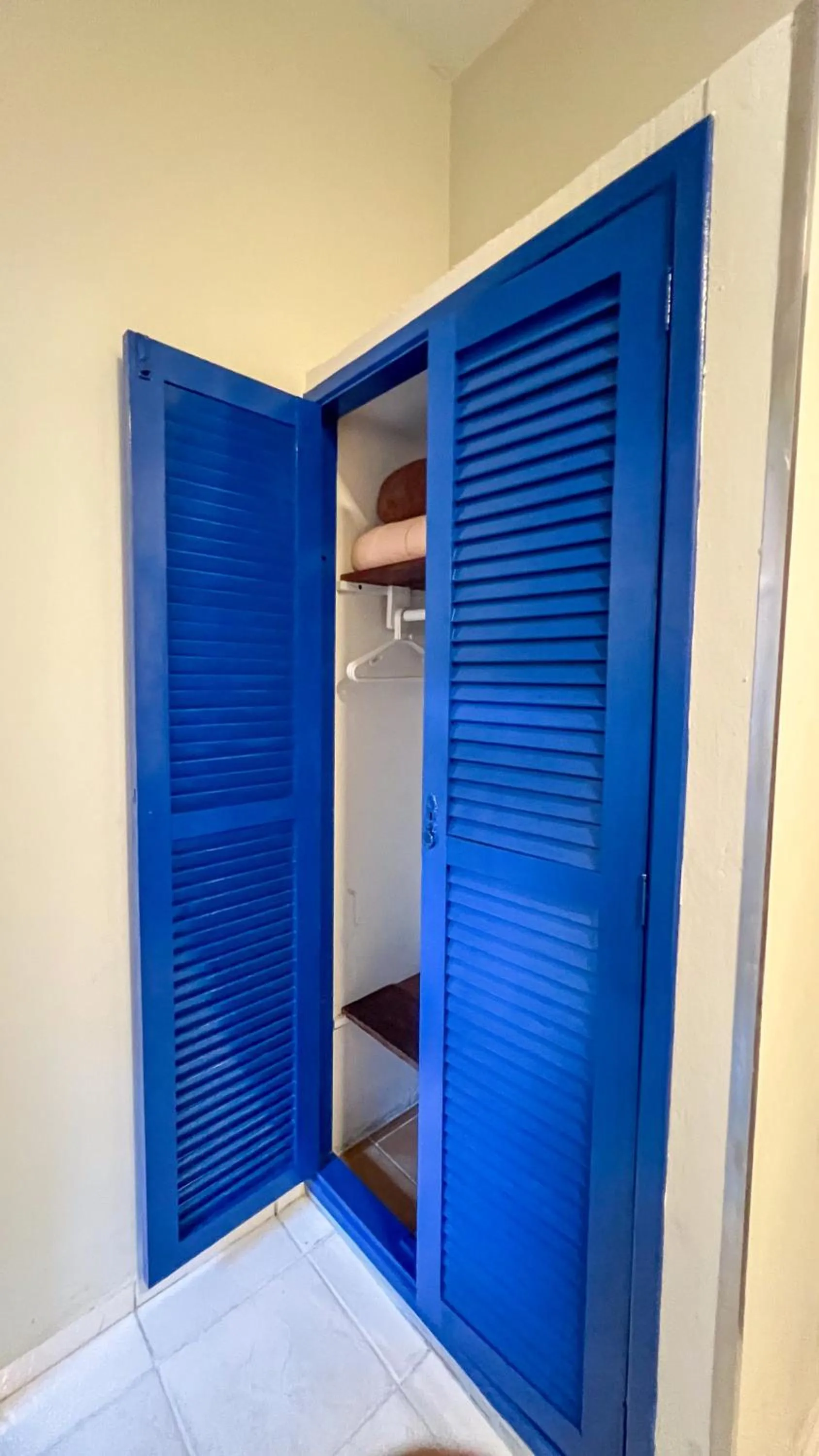 wardrobe in Pousada Amanhecer do Itaguá