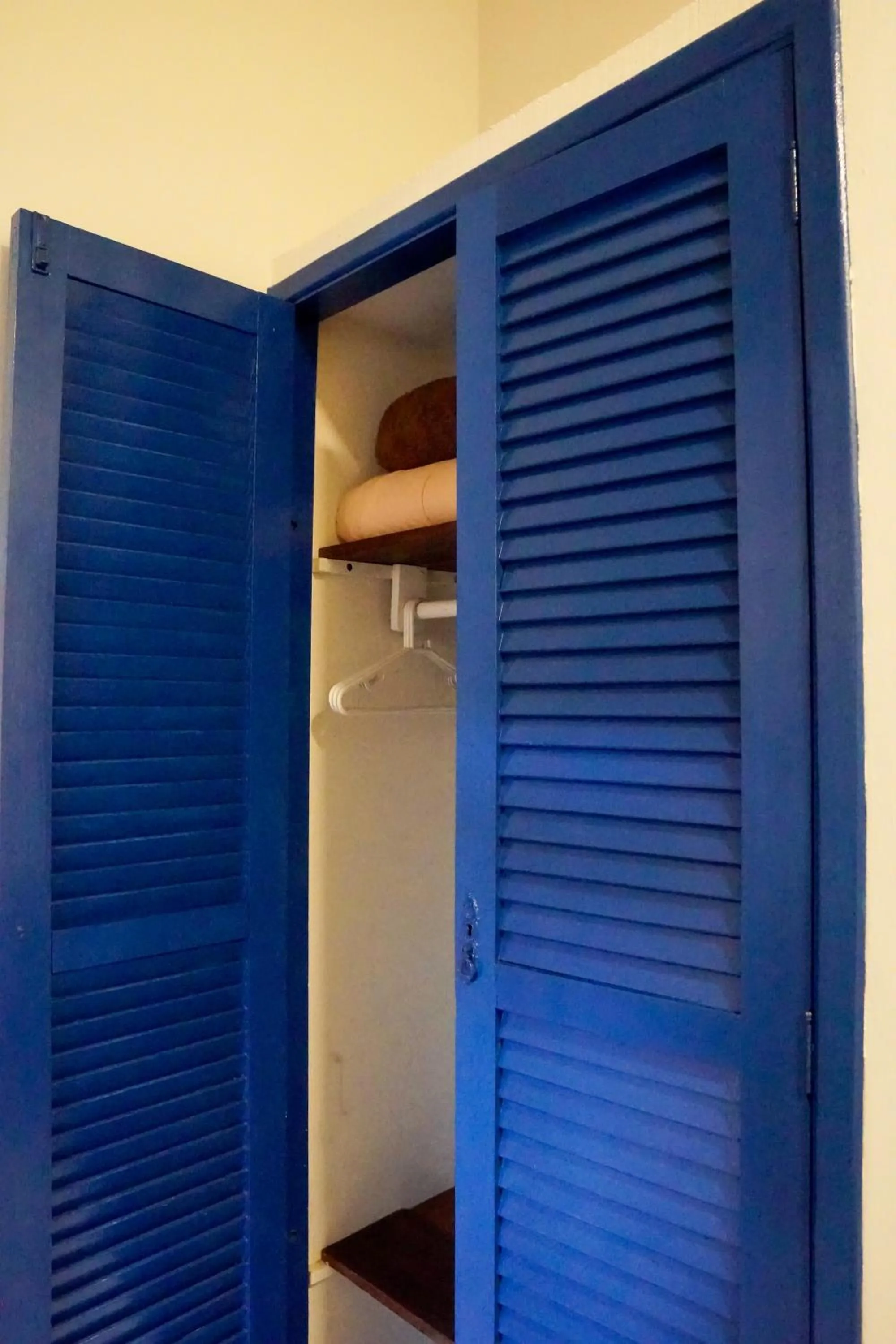 wardrobe in Pousada Amanhecer do Itaguá