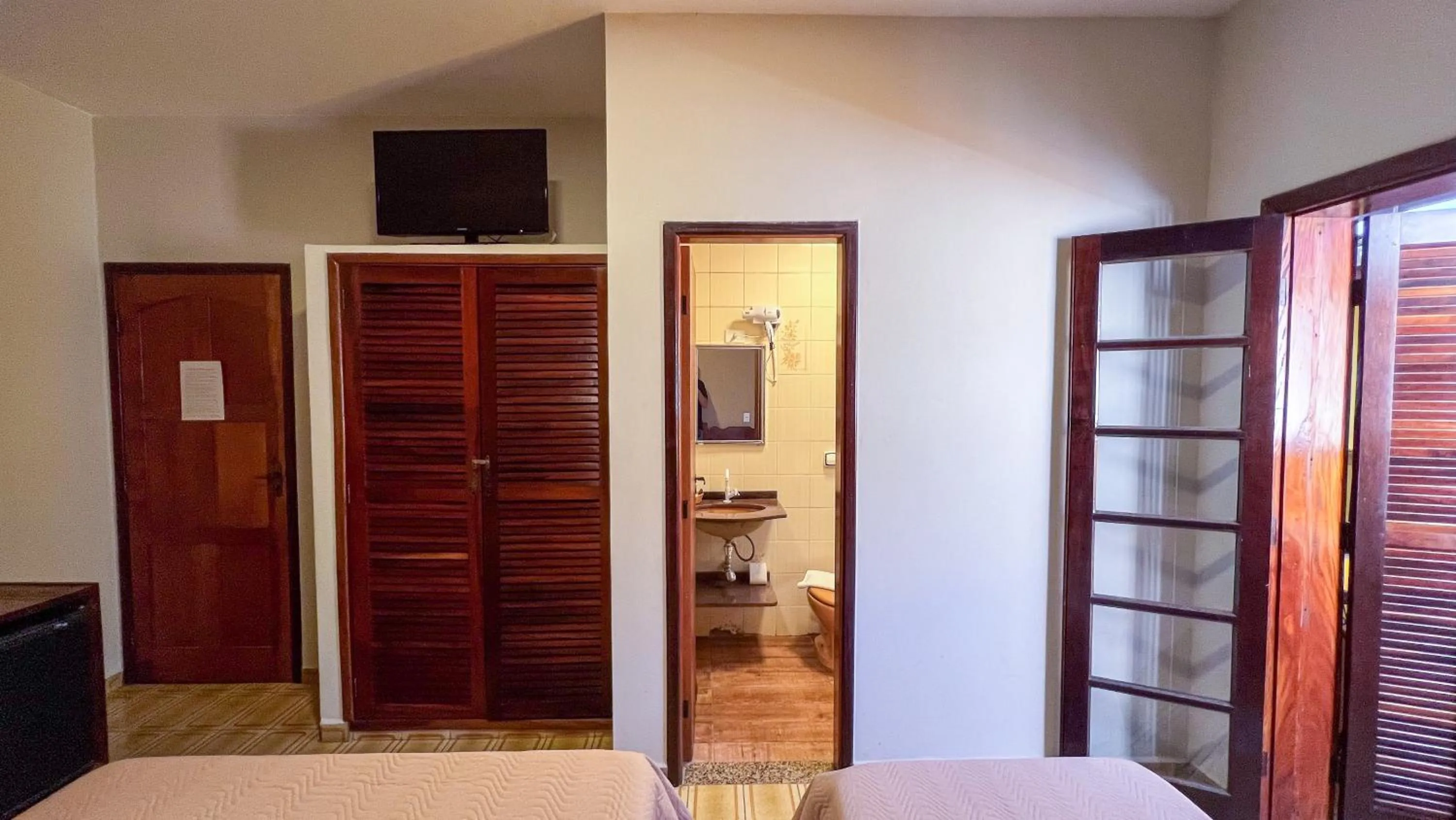 TV and multimedia in Pousada Amanhecer do Itaguá