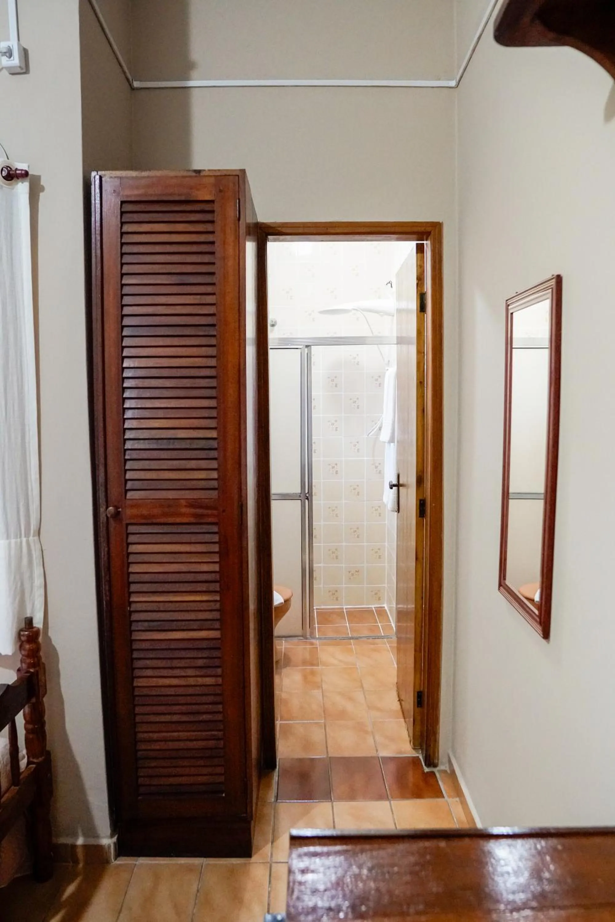 wardrobe in Pousada Amanhecer do Itaguá