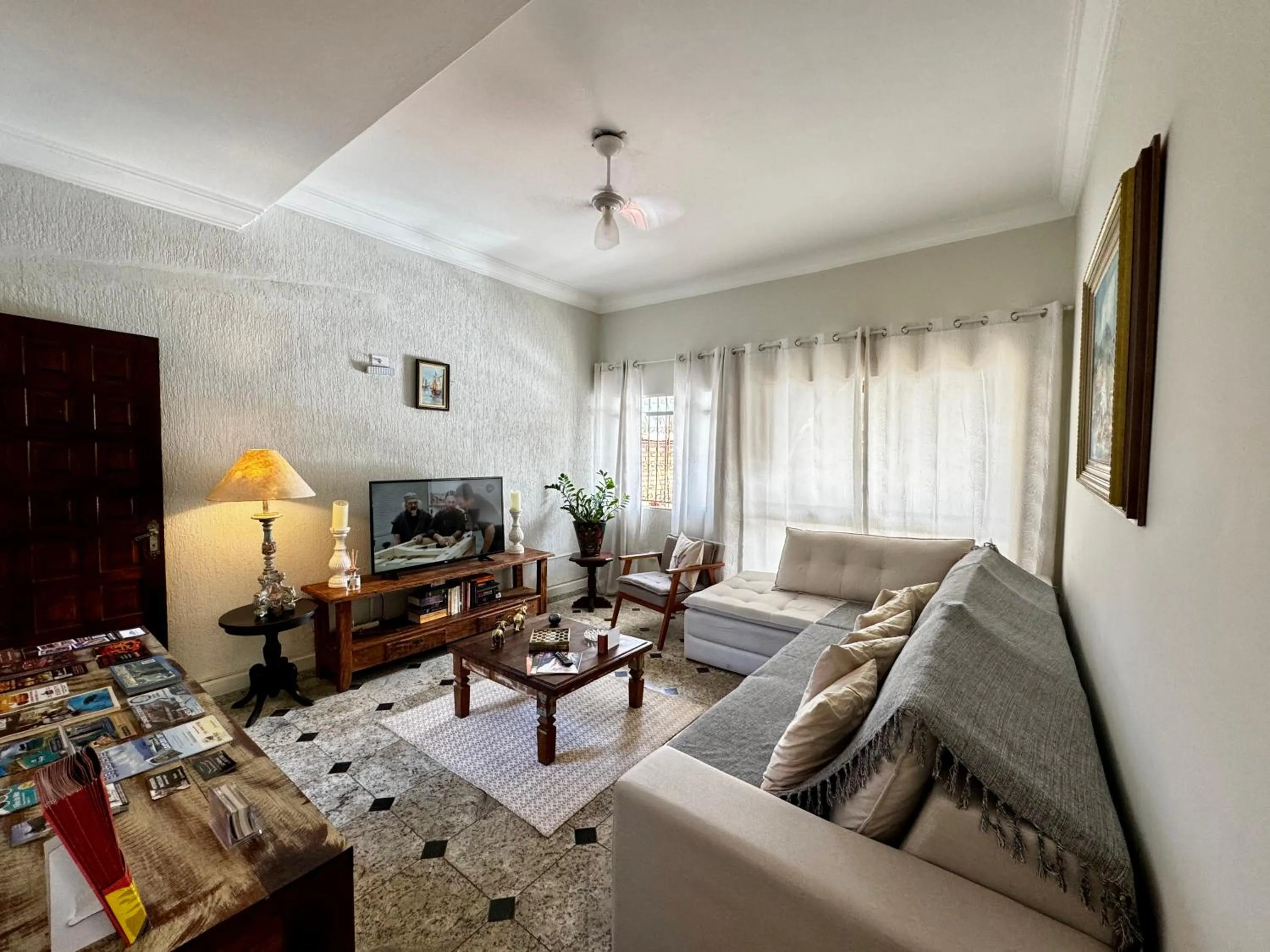 Communal lounge/ TV room in Pousada Amanhecer do Itaguá