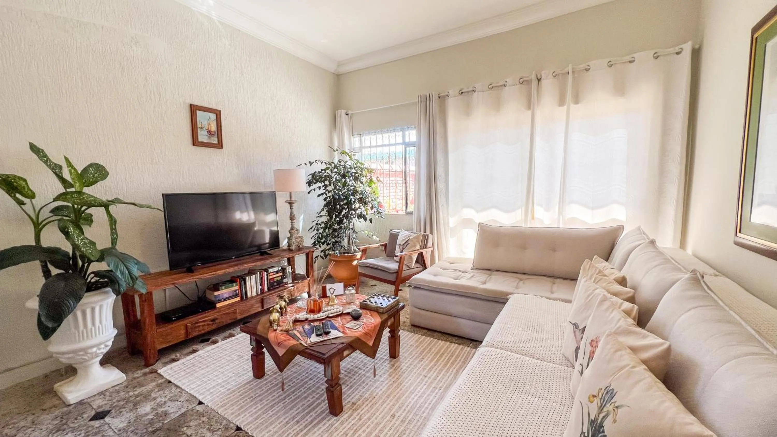 Communal lounge/ TV room in Pousada Amanhecer do Itaguá