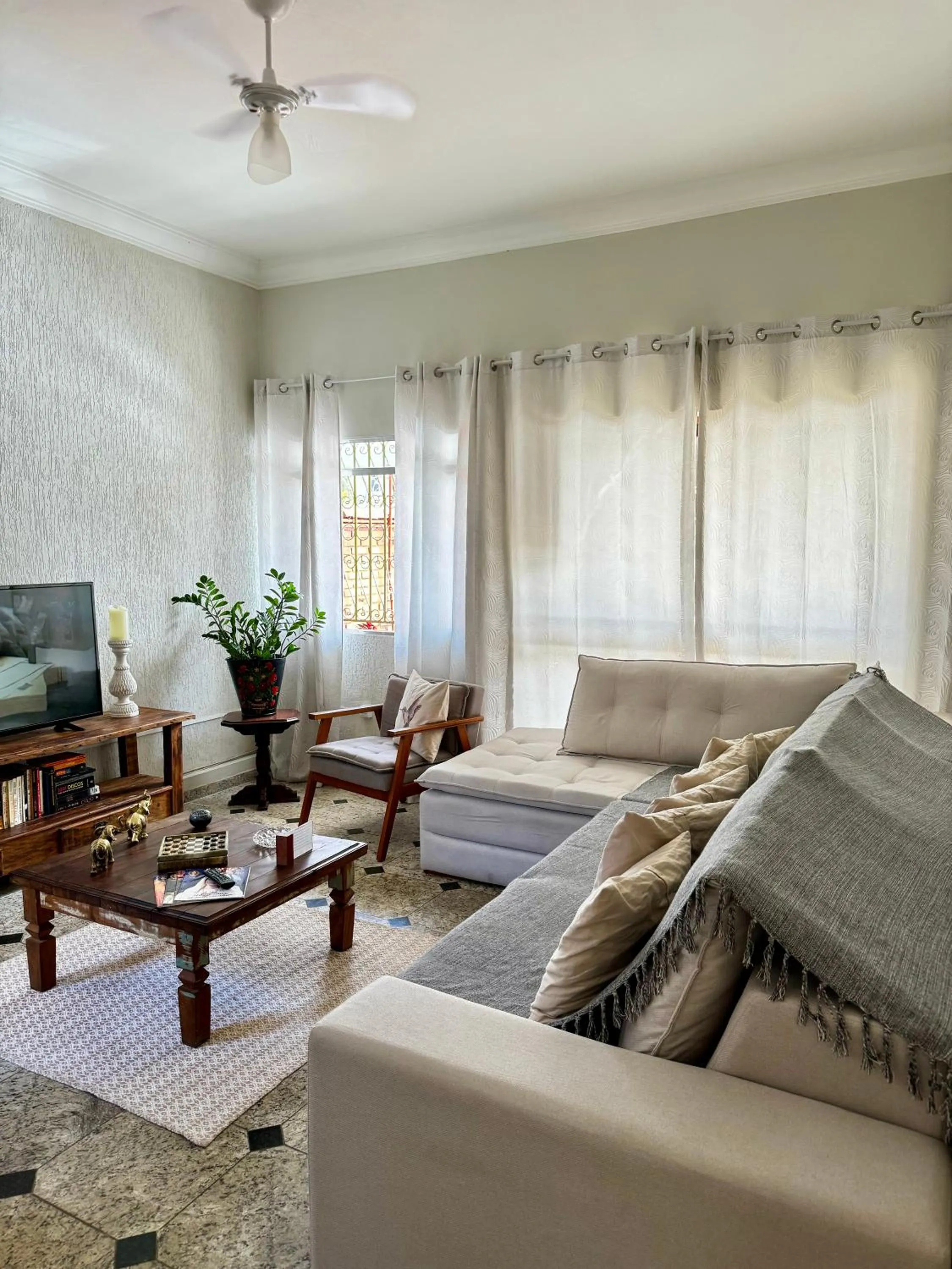 Communal lounge/ TV room in Pousada Amanhecer do Itaguá