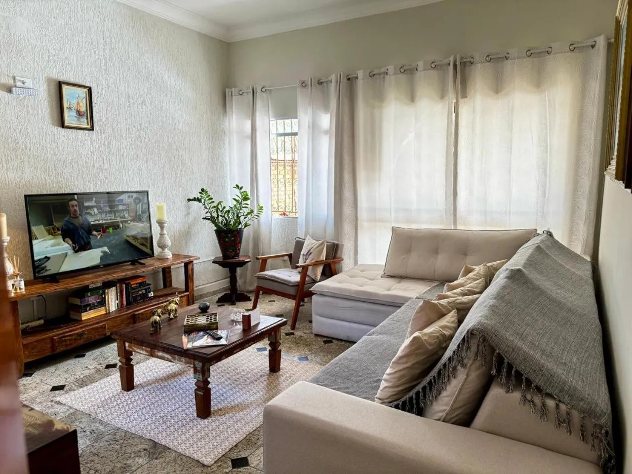 Communal lounge/ TV room in Pousada Amanhecer do Itaguá