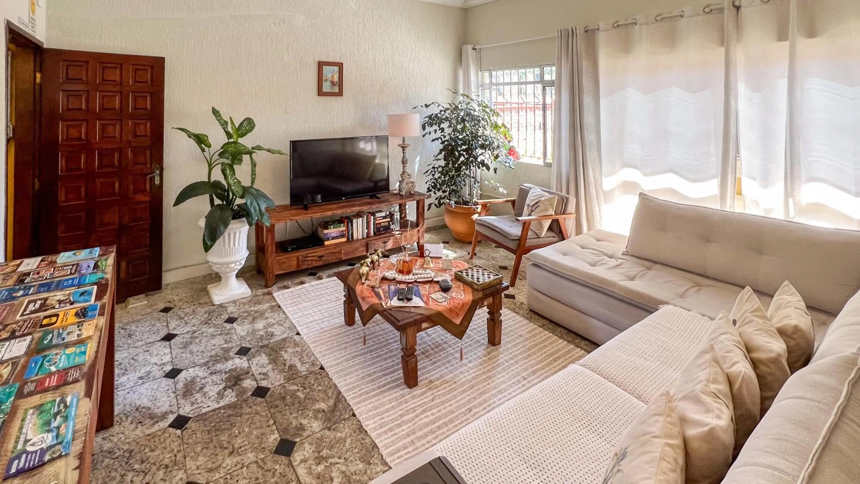 Communal lounge/ TV room in Pousada Amanhecer do Itaguá