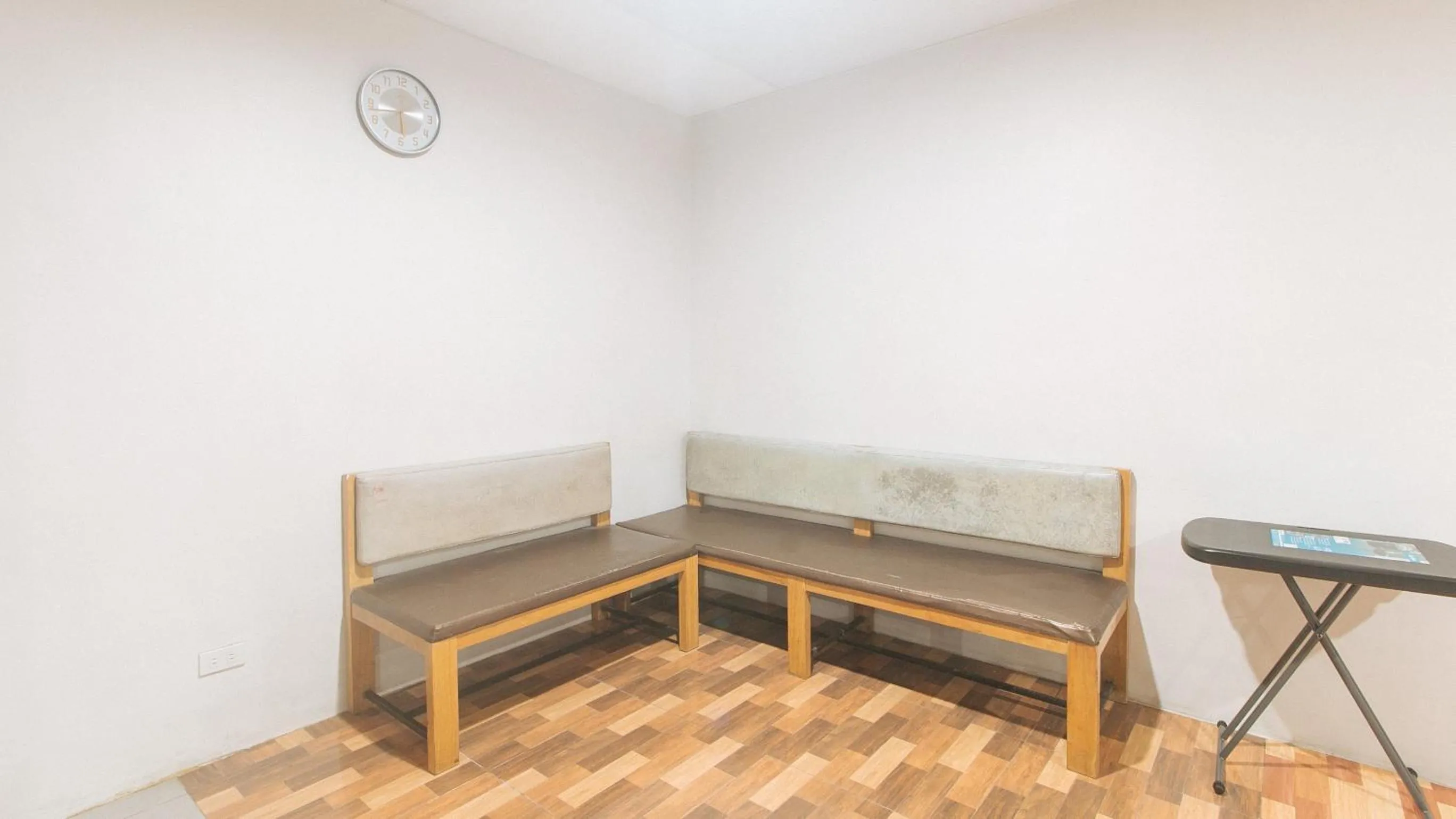 Seating area in Cozy Cove Inn by RedDoorz