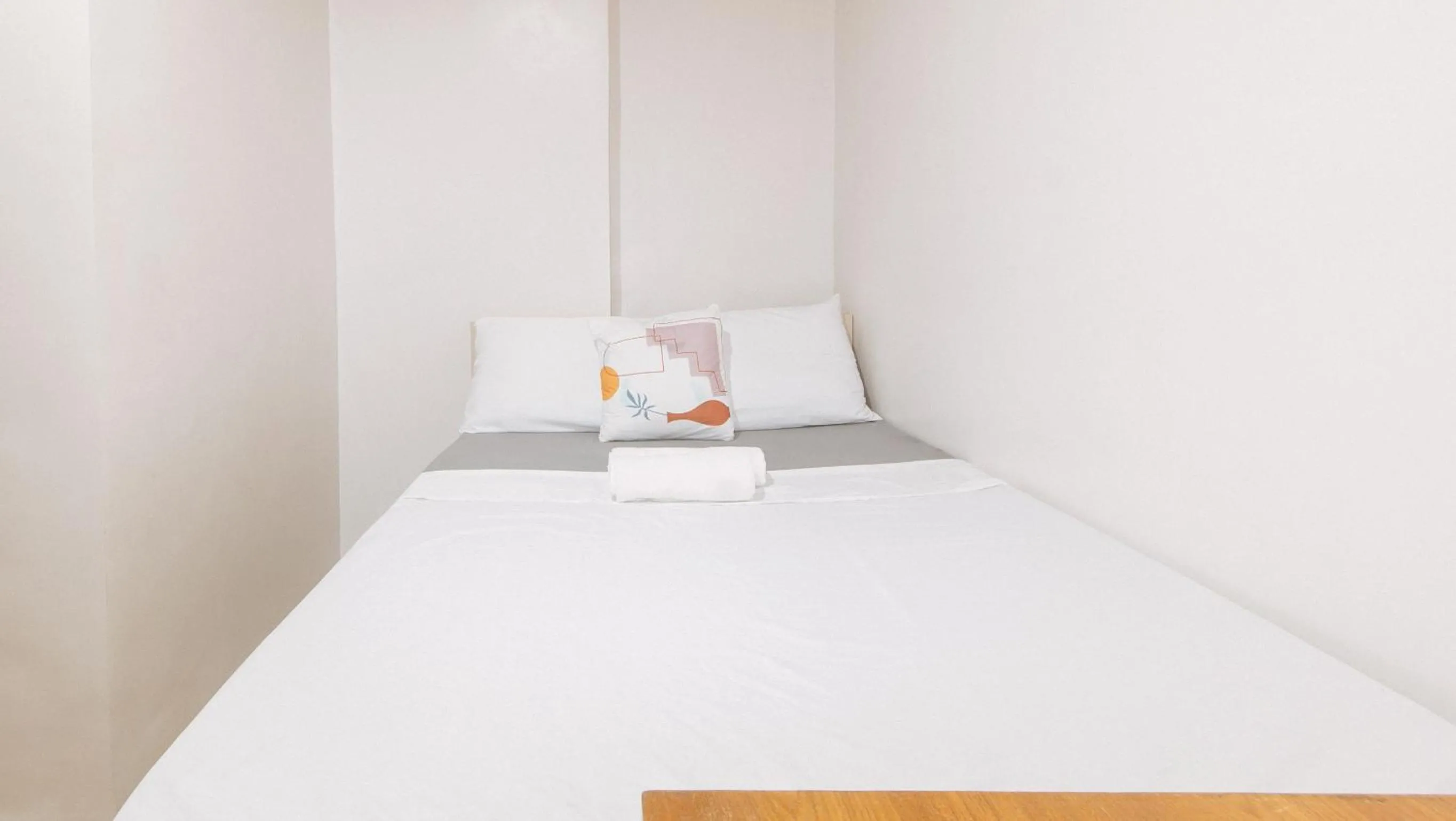 Bed in Cozy Cove Inn by RedDoorz