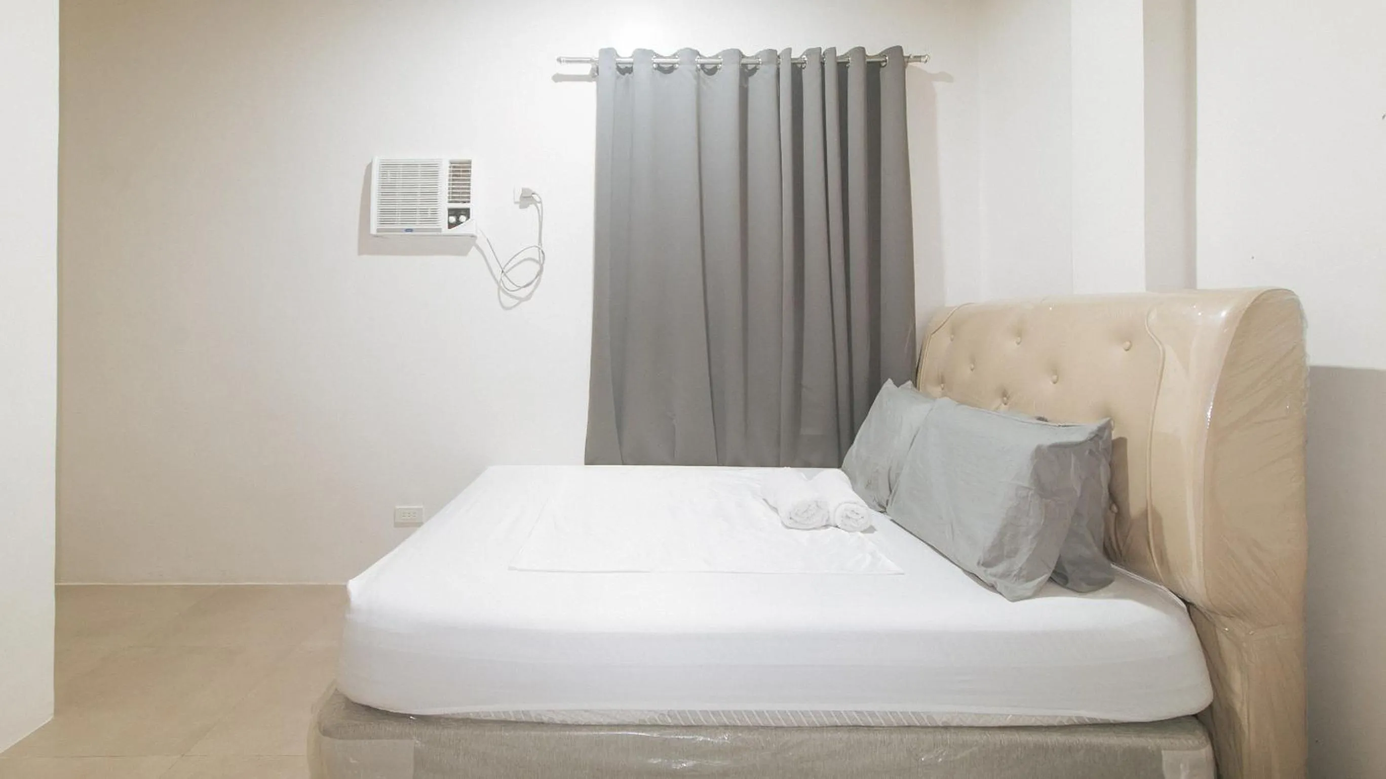 Bed in Cozy Cove Inn by RedDoorz