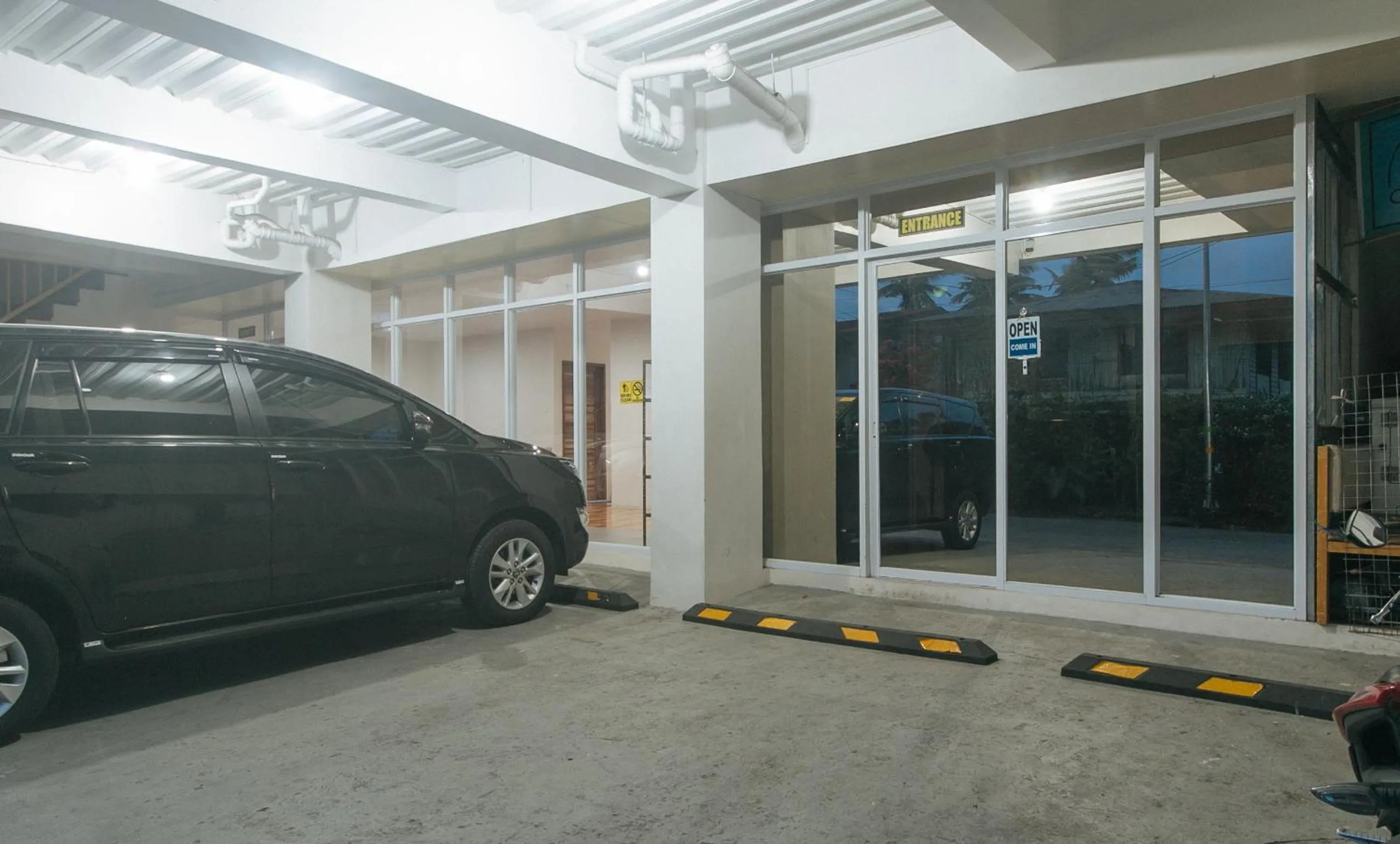 Parking in Cozy Cove Inn by RedDoorz