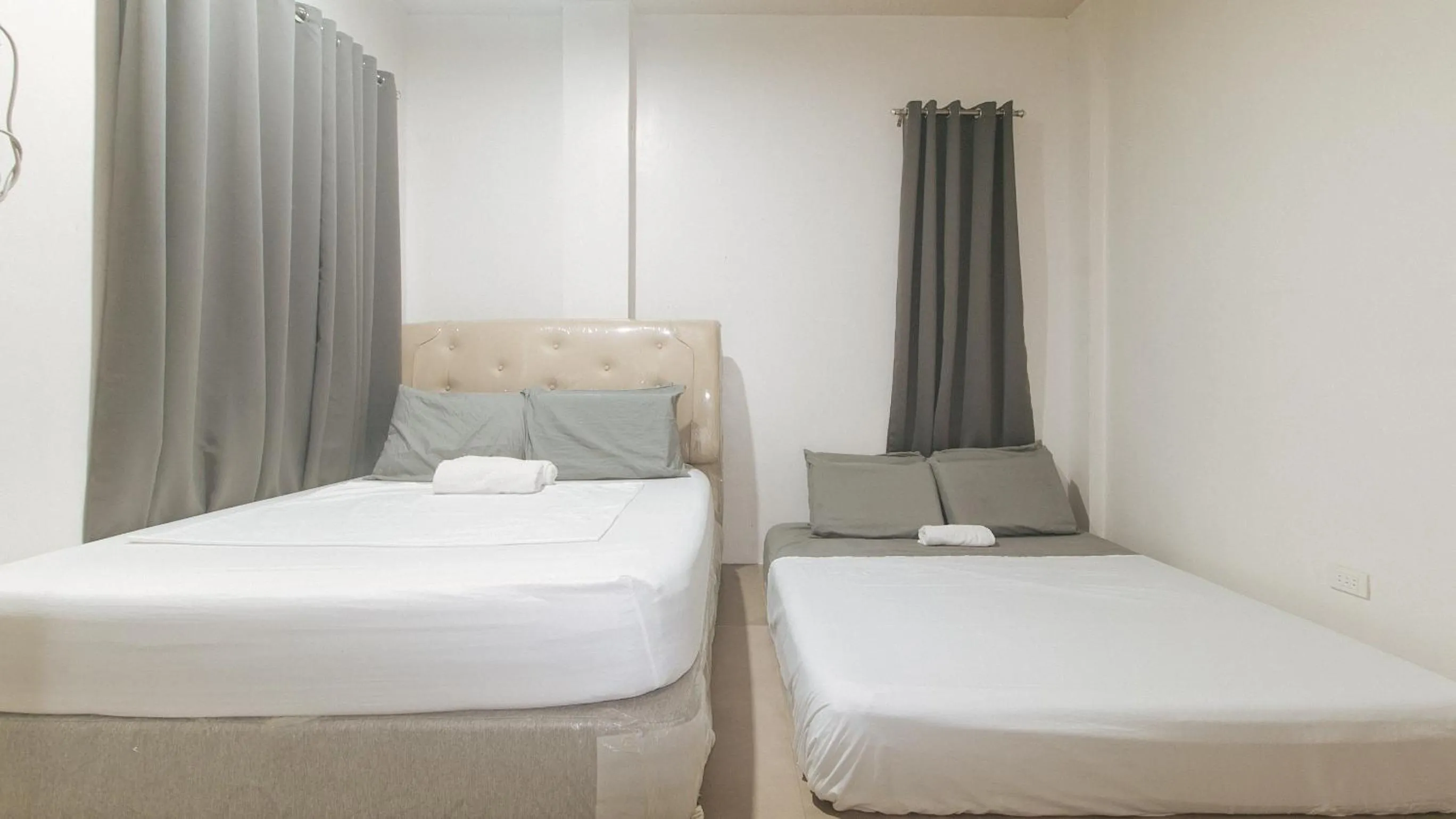 Bed in Cozy Cove Inn by RedDoorz
