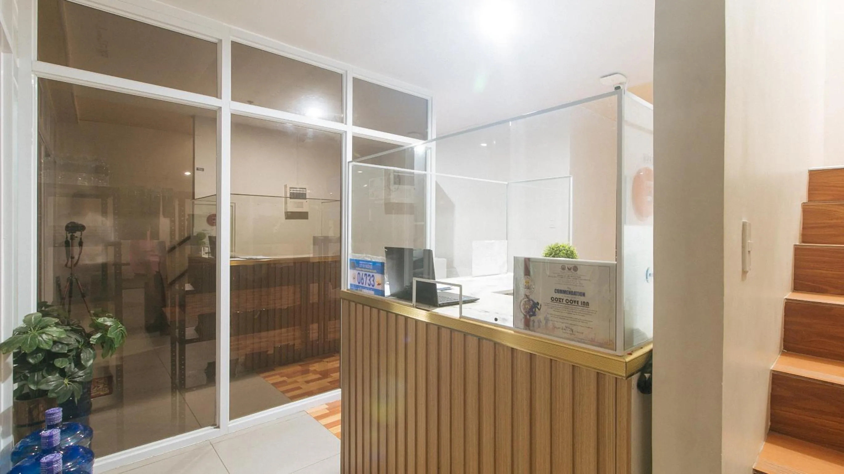 Lobby or reception in Cozy Cove Inn by RedDoorz