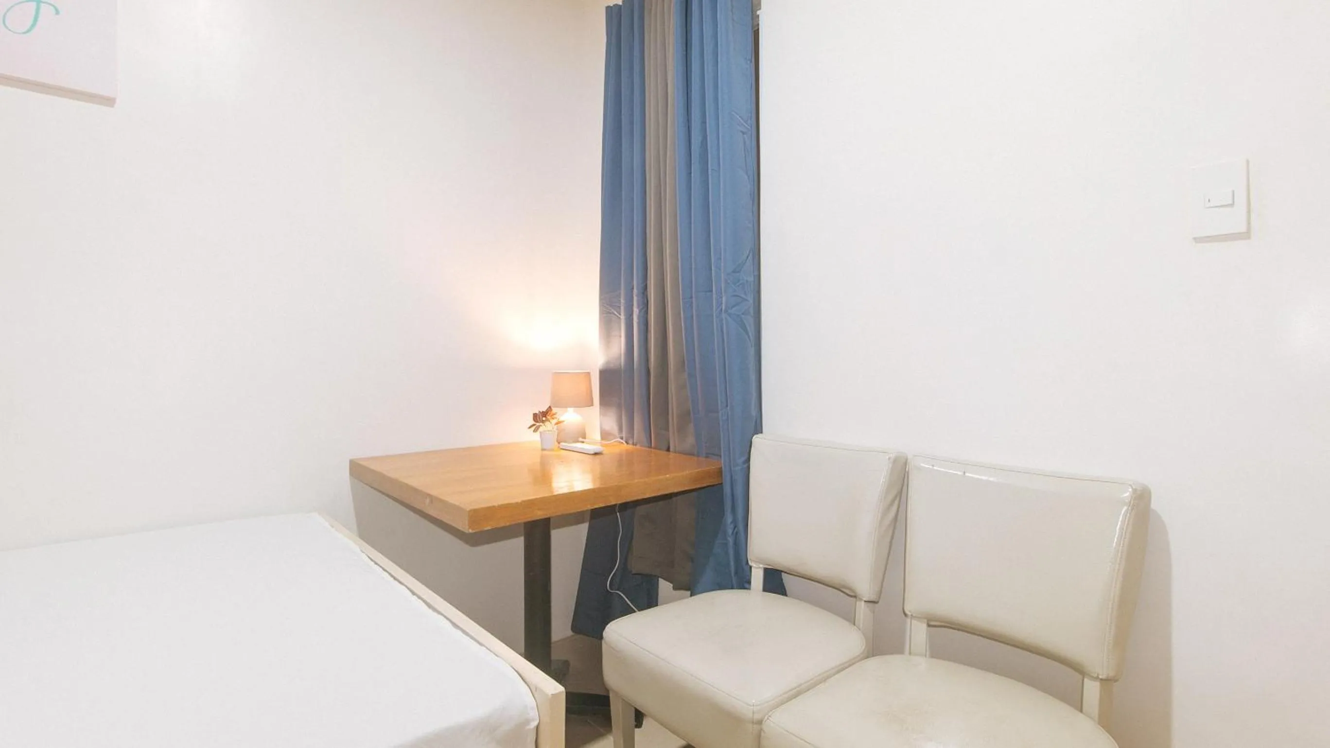 Seating area, Bed in Cozy Cove Inn by RedDoorz