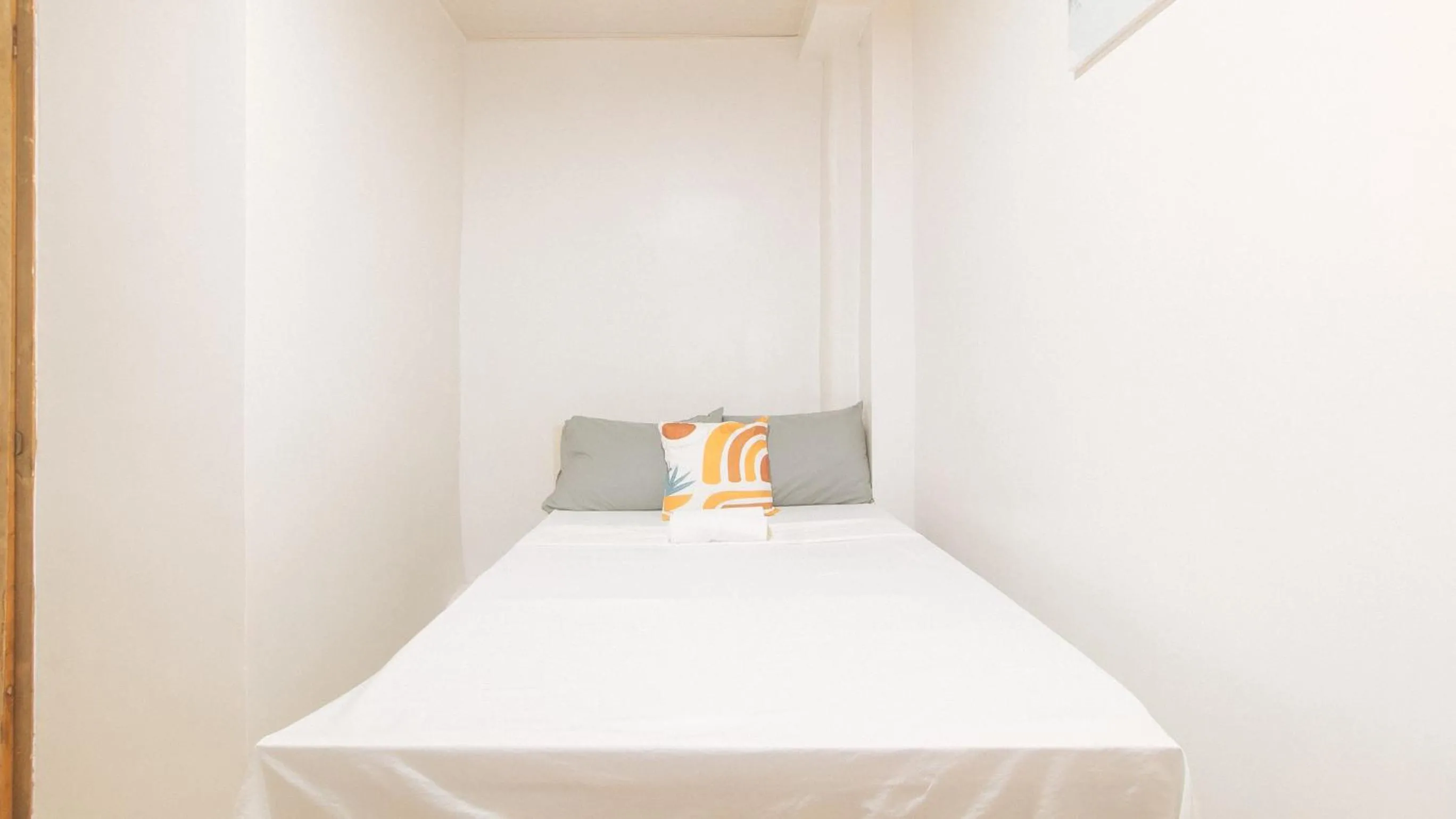 Photo of the whole room, Bed in Cozy Cove Inn by RedDoorz