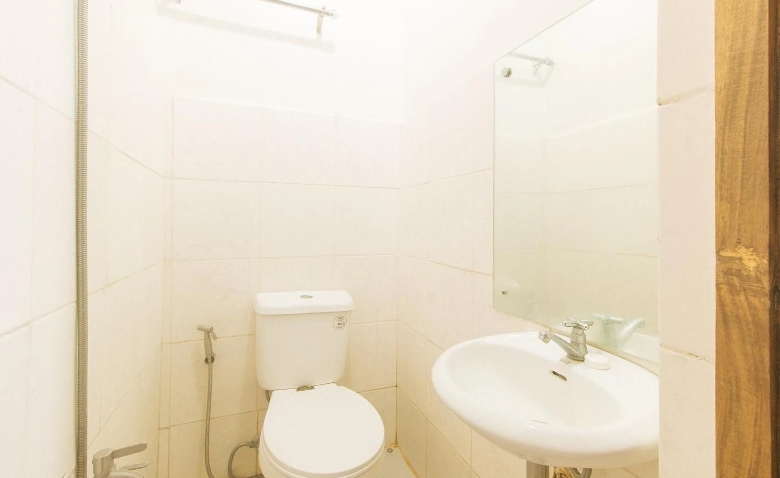 Toilet in Cozy Cove Inn by RedDoorz