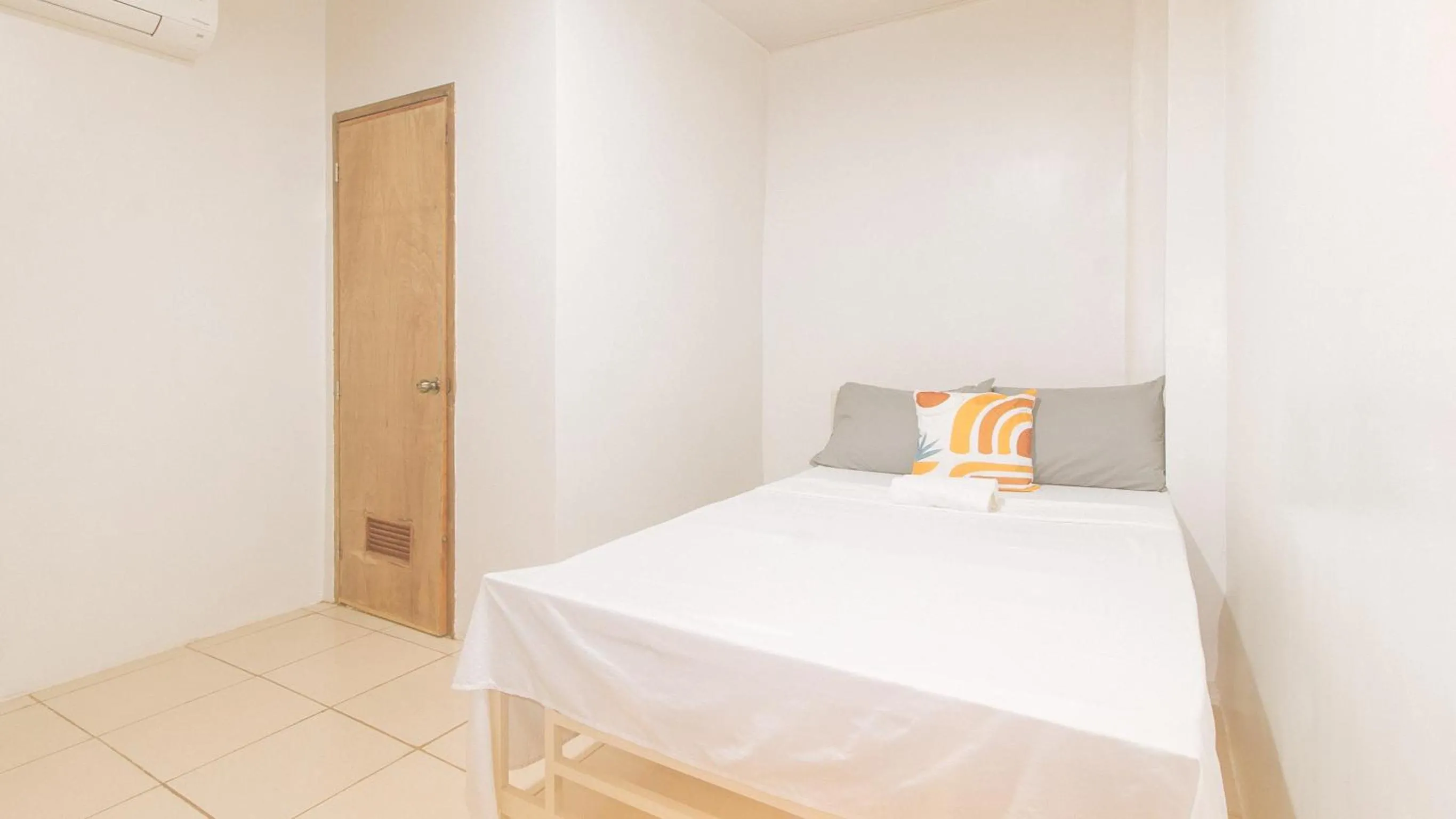 Photo of the whole room, Bed in Cozy Cove Inn by RedDoorz