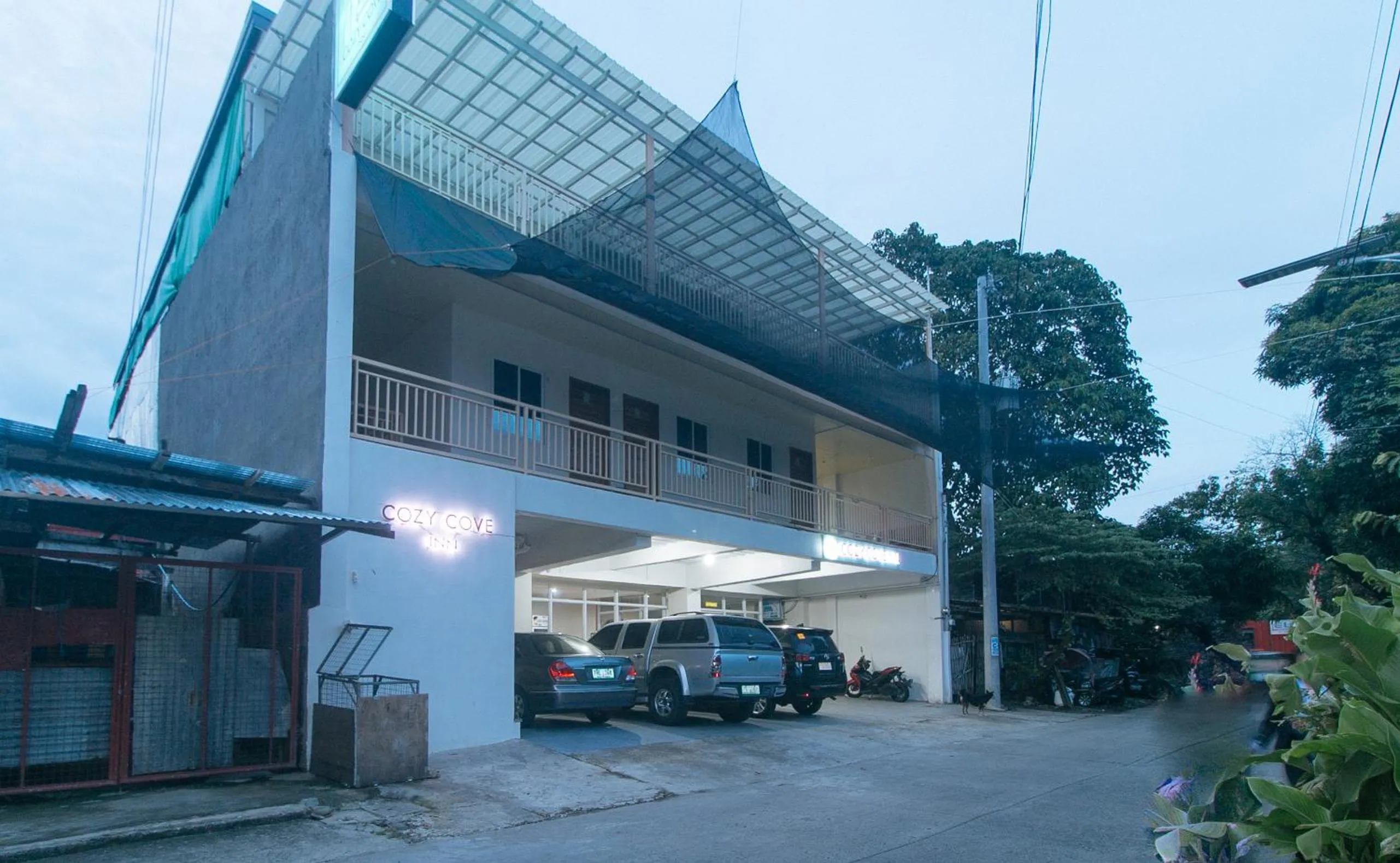 Property building in Cozy Cove Inn by RedDoorz