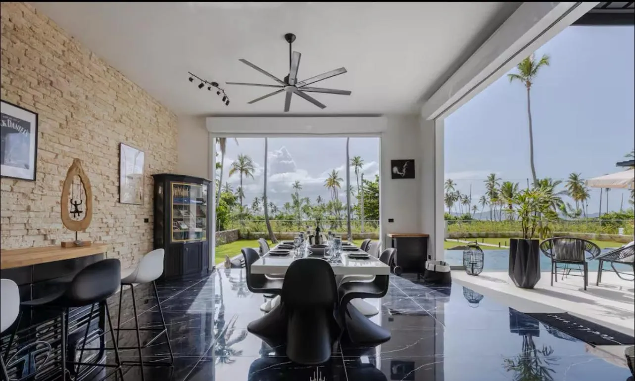 Casa Black and White Frente al Mar