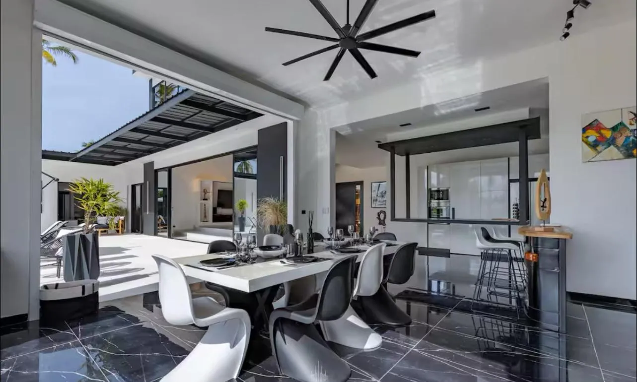 Casa Black and White Frente al Mar