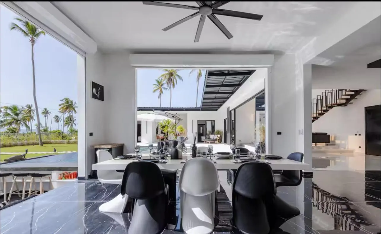 Casa Black and White Frente al Mar