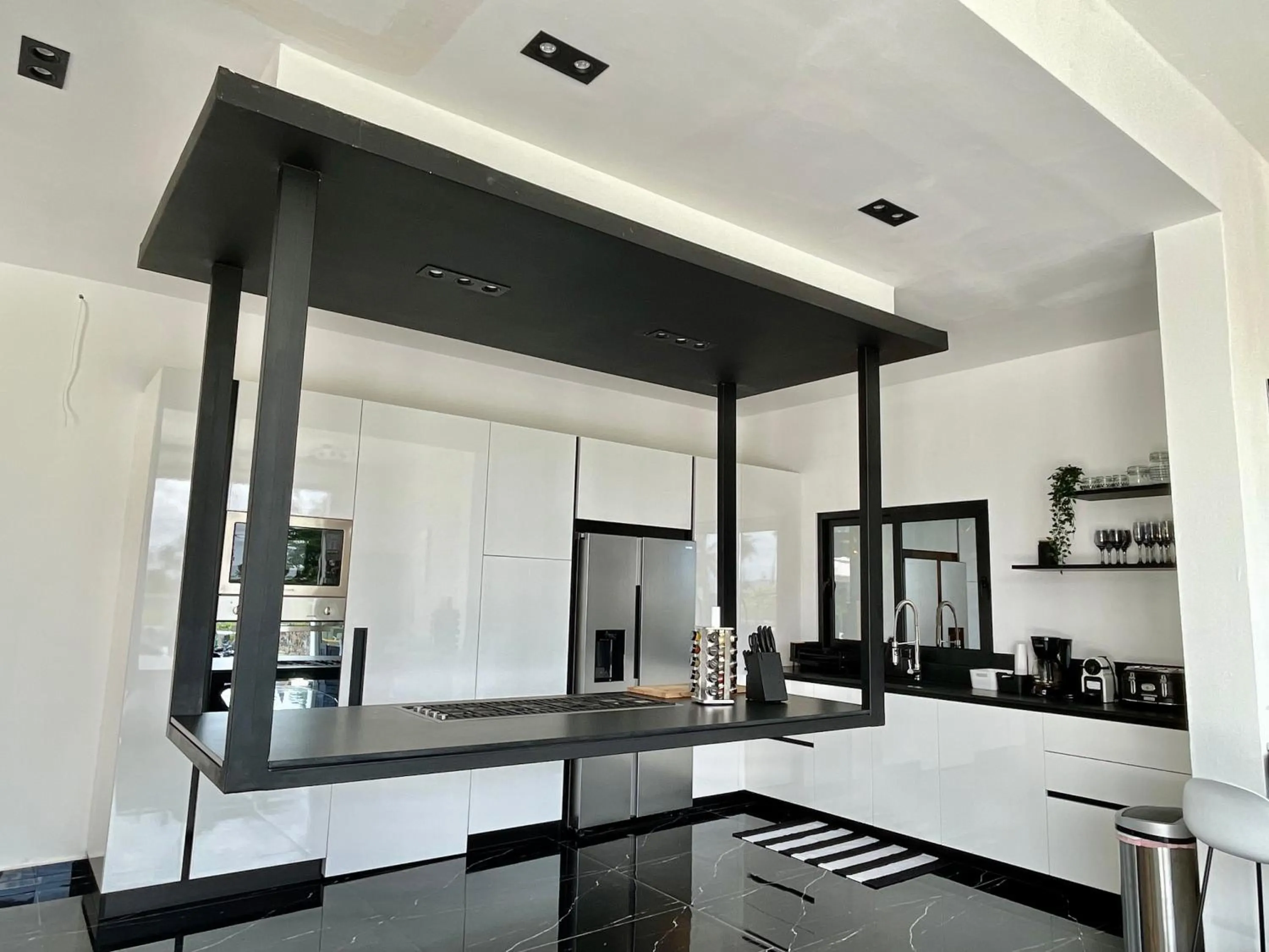 Casa Black and White Frente al Mar