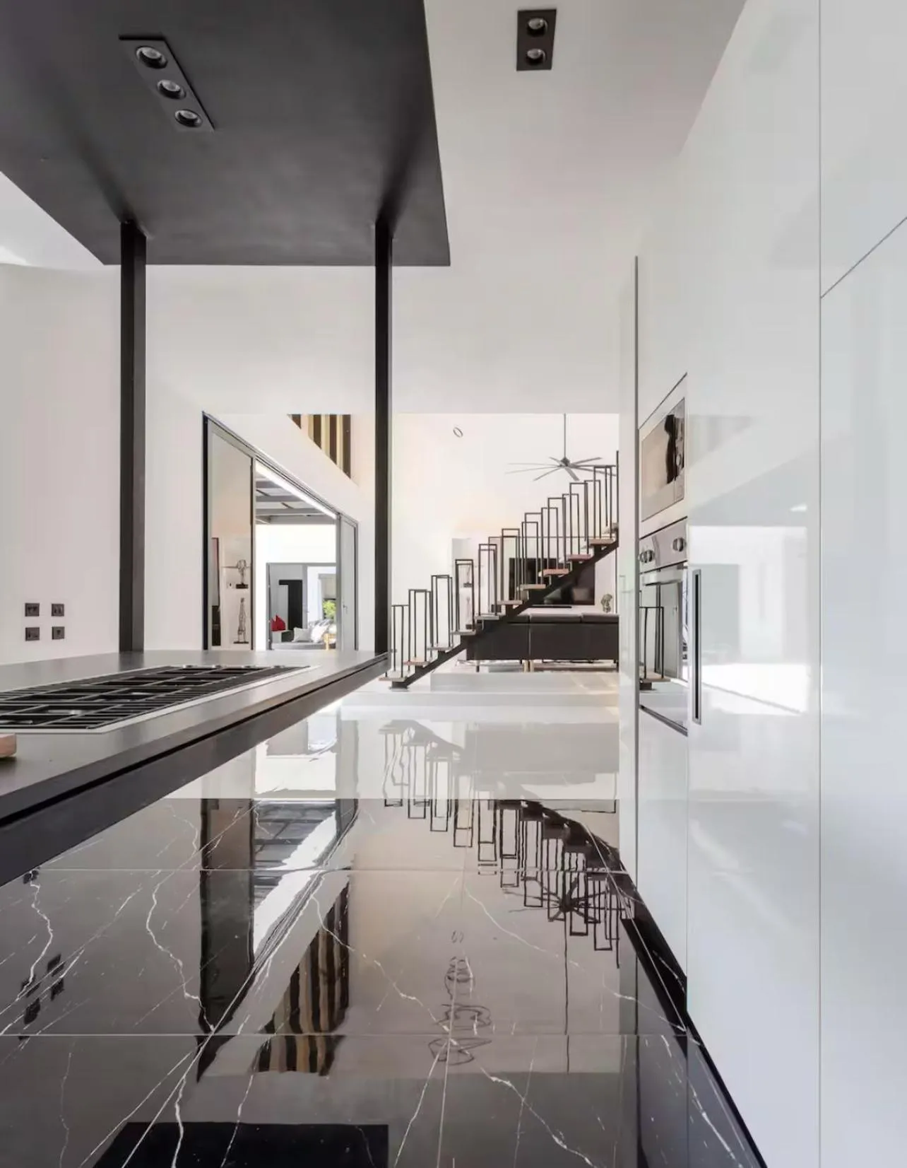 Casa Black and White Frente al Mar