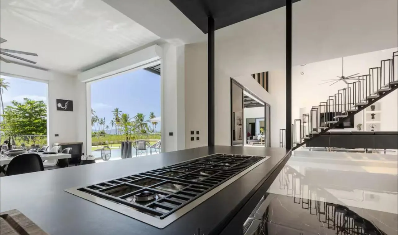 Casa Black and White Frente al Mar