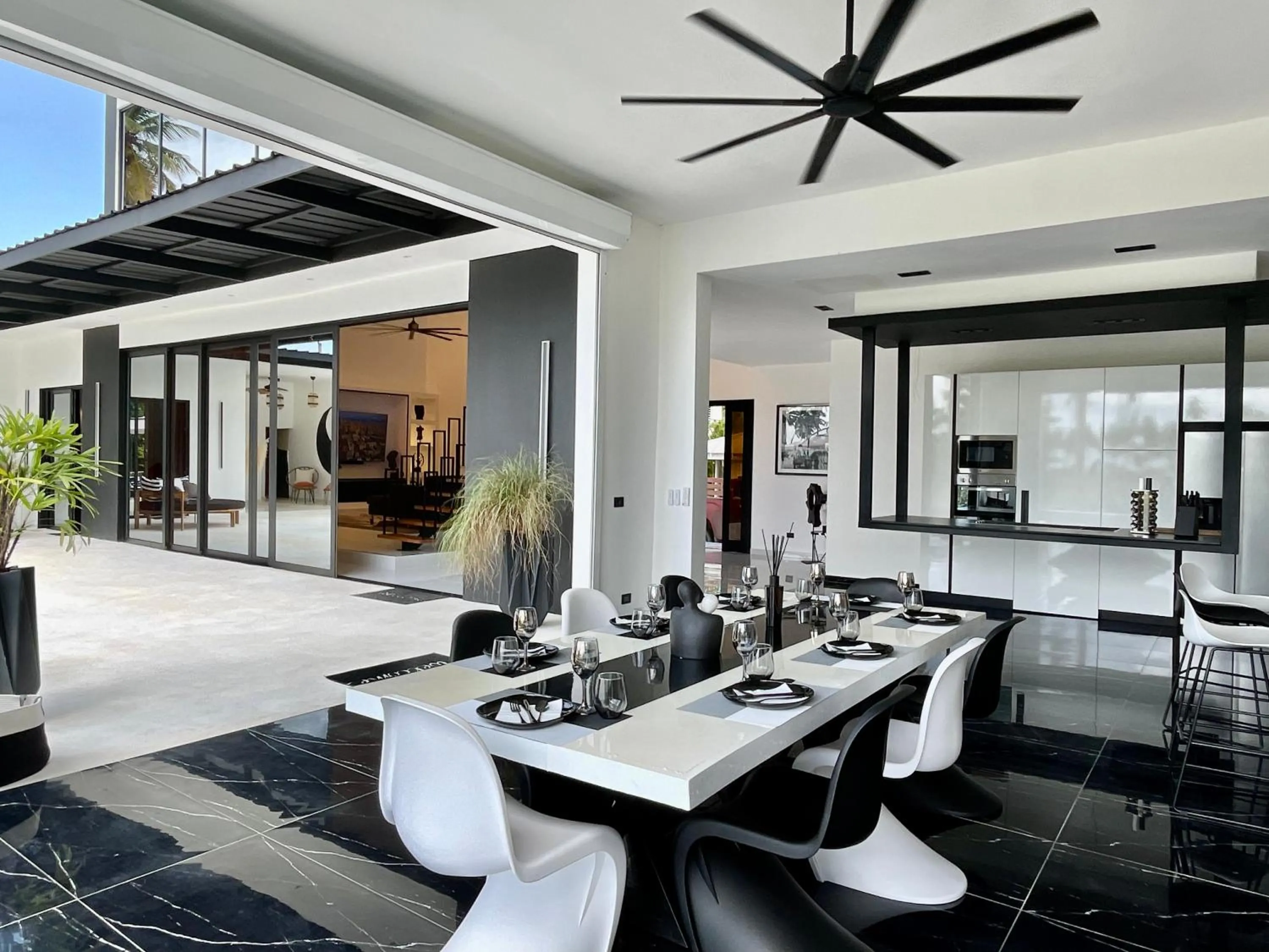 Casa Black and White Frente al Mar