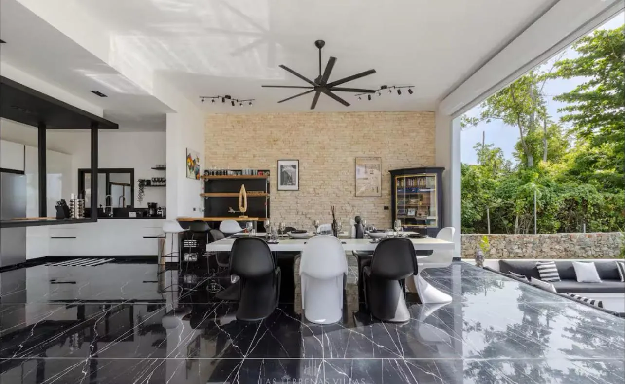 Casa Black and White Frente al Mar