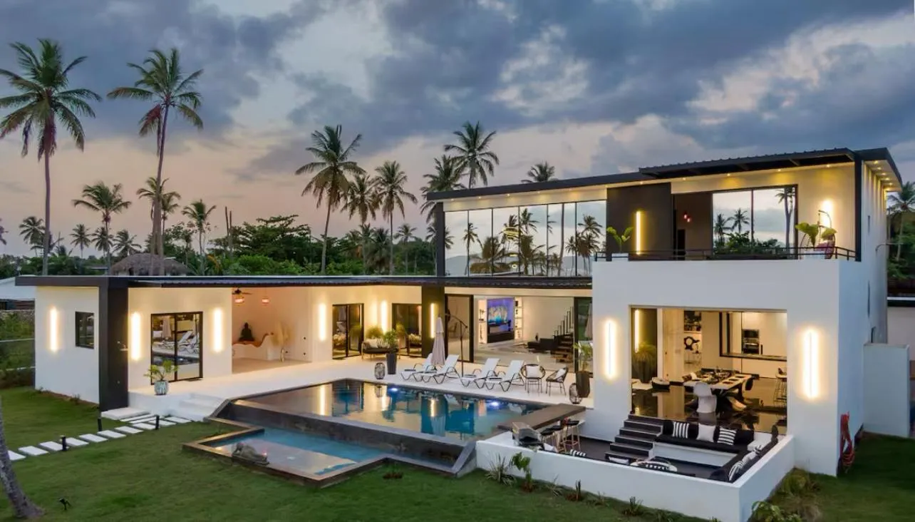 Casa Black and White Frente al Mar